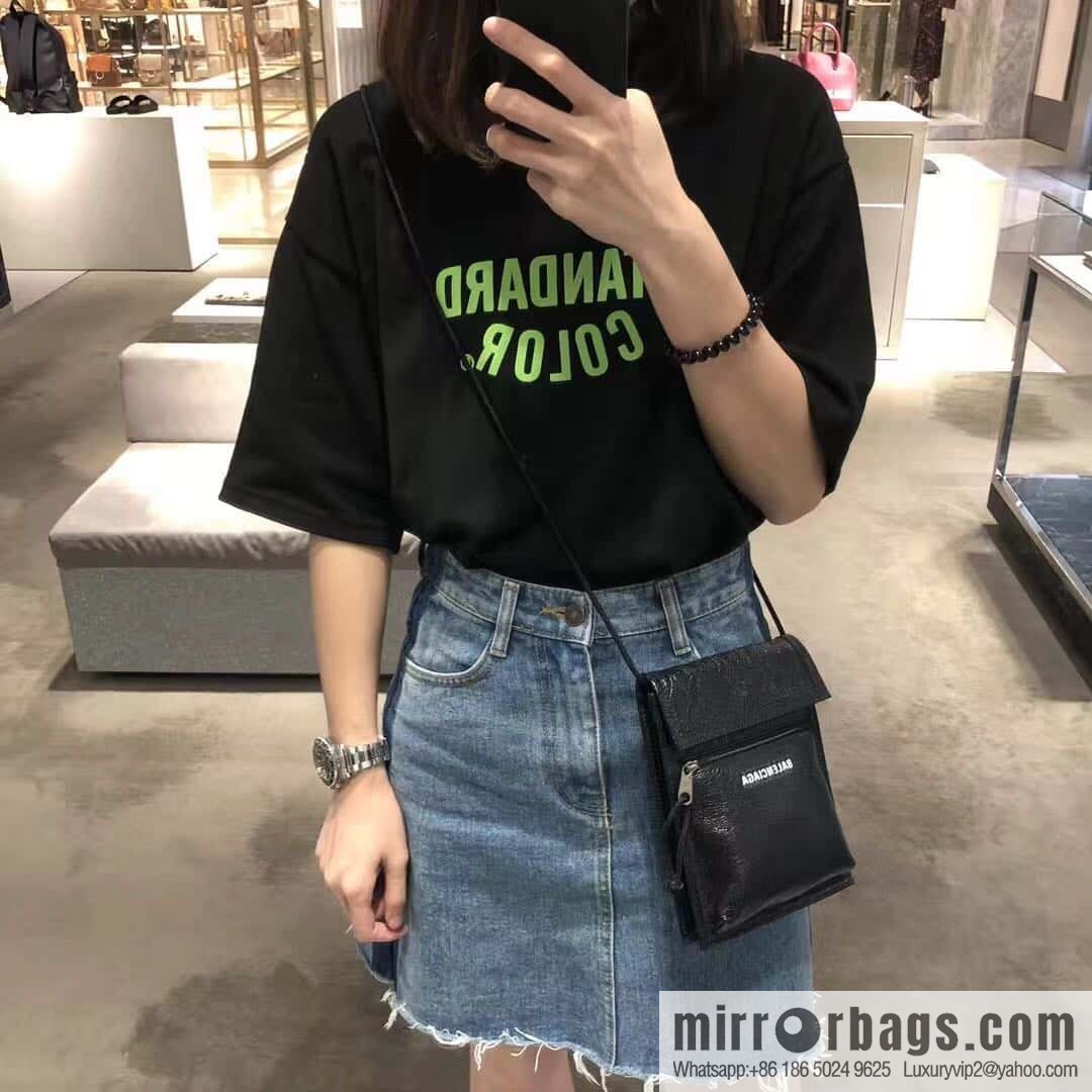 BALENCIAGA Balenciaga, imported pleated leather mobile phone bag.