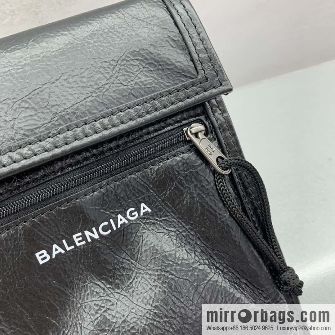 BALENCIAGA Balenciaga, imported pleated leather mobile phone bag.