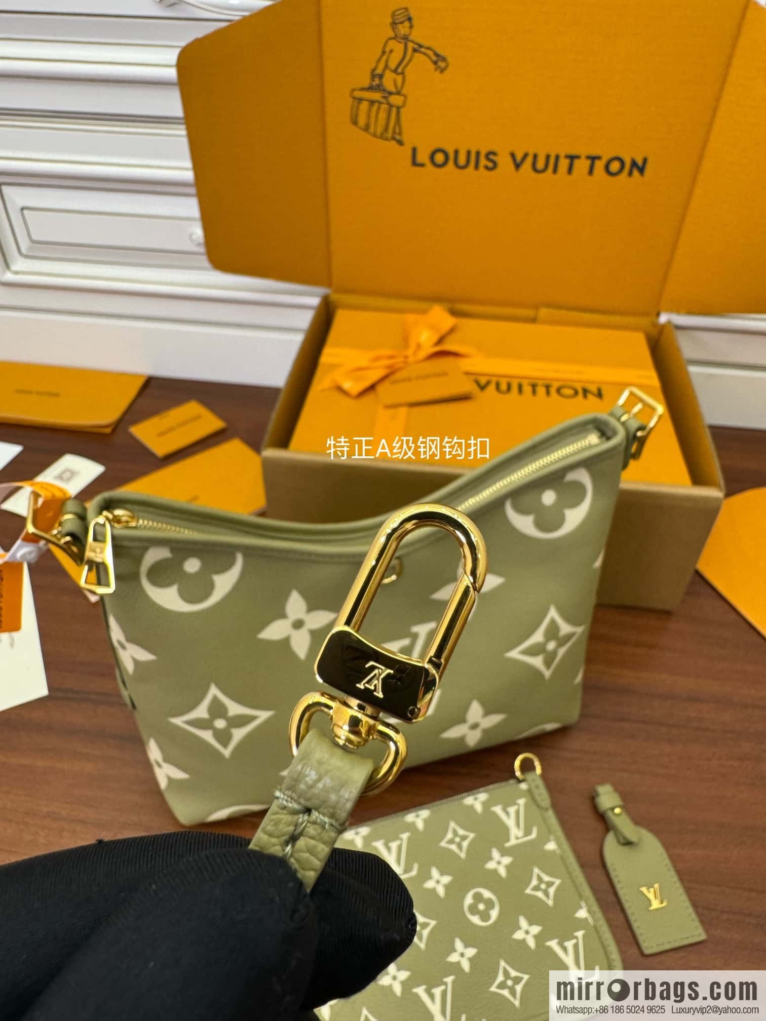 LV M46672 CARRYALL Small handbag