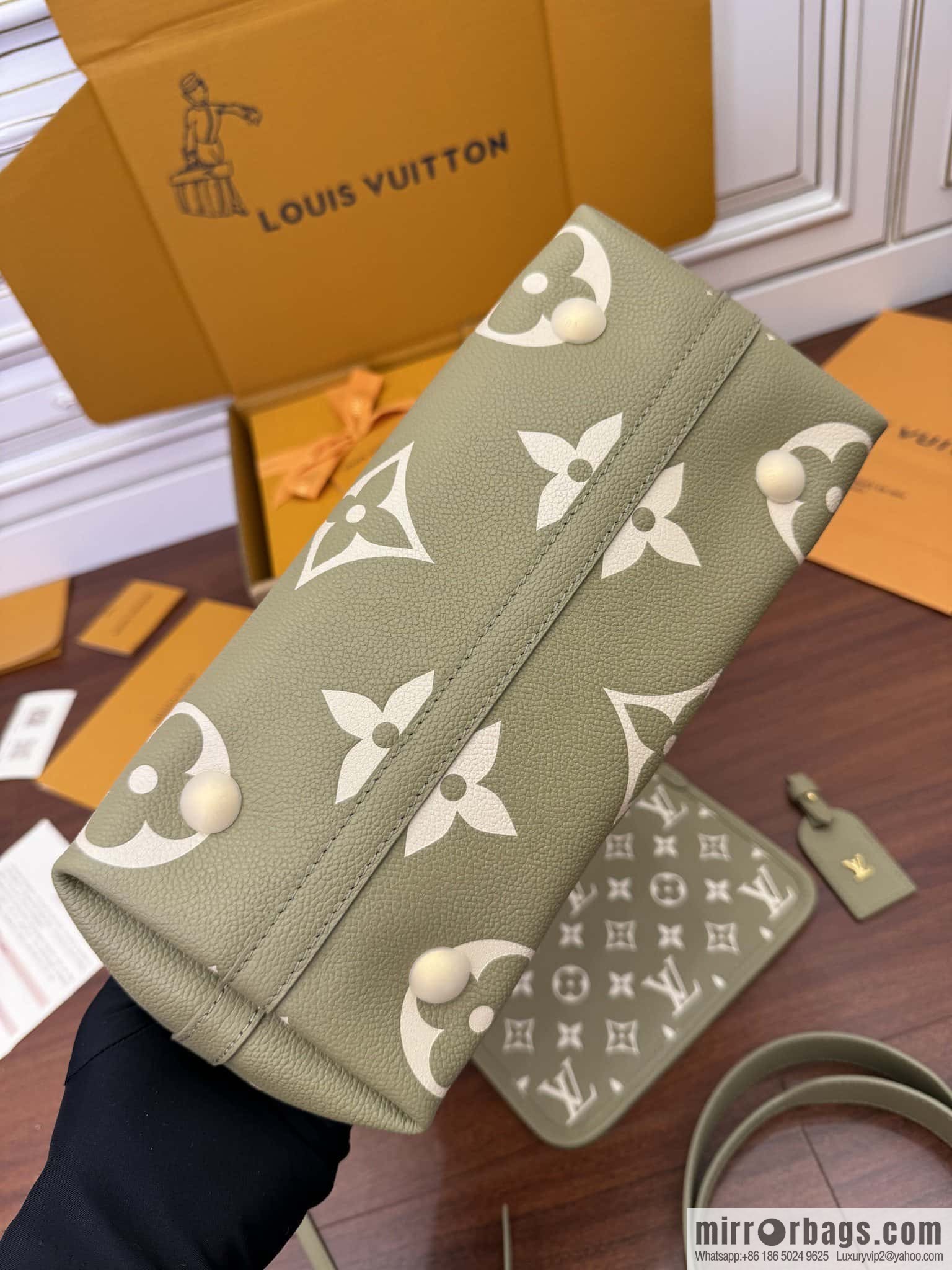 LV M46672 CARRYALL Small handbag