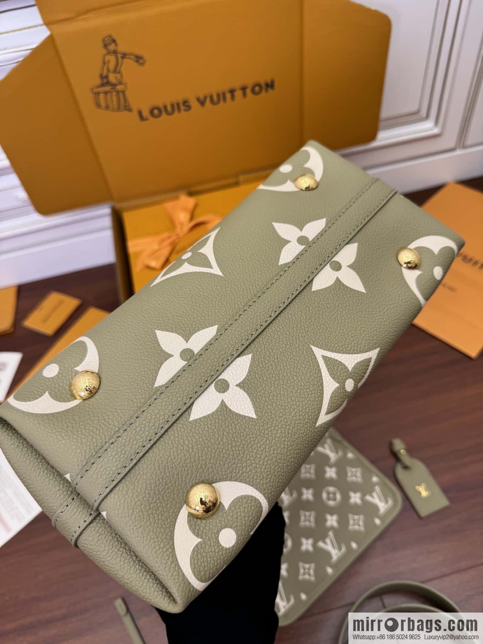 LV M46672 CARRYALL Small handbag