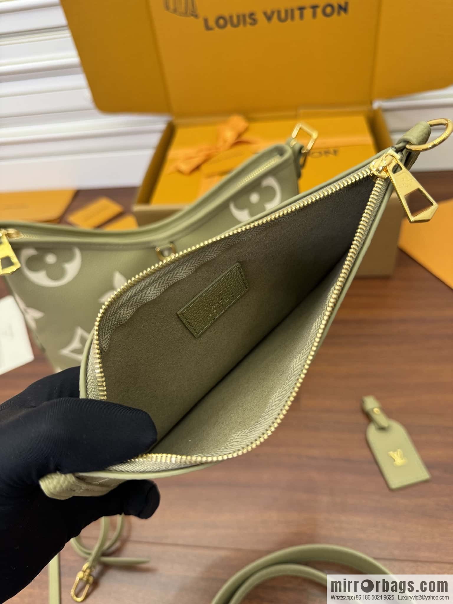 LV M46672 CARRYALL Small handbag