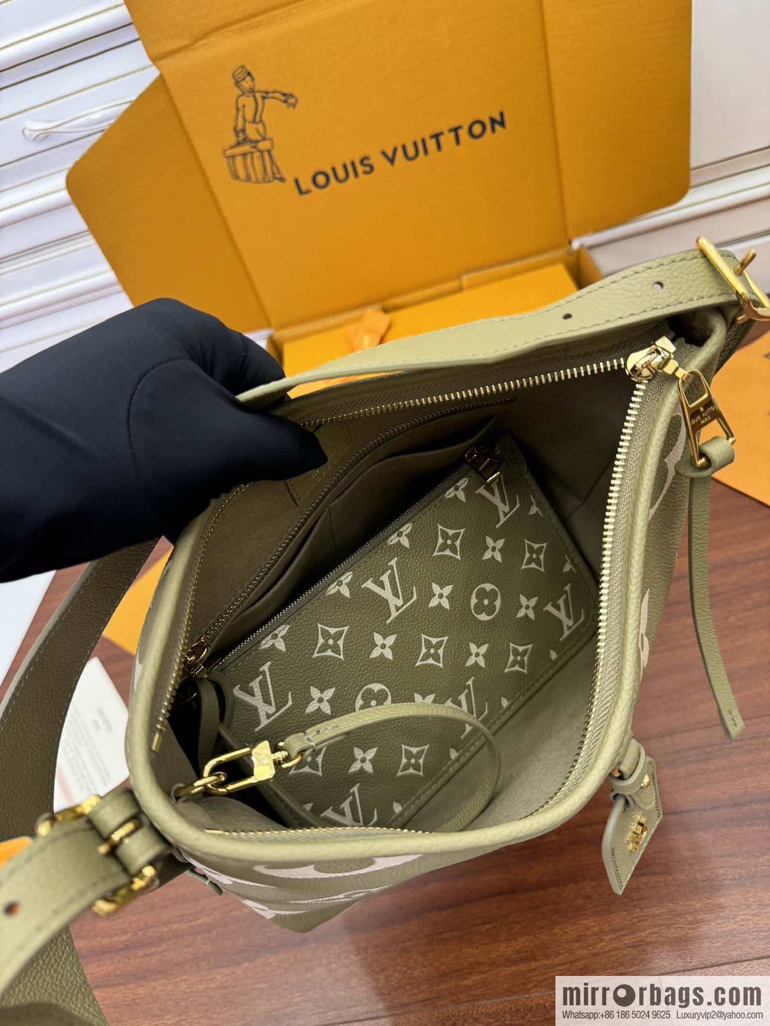 LV M46672 CARRYALL Small handbag