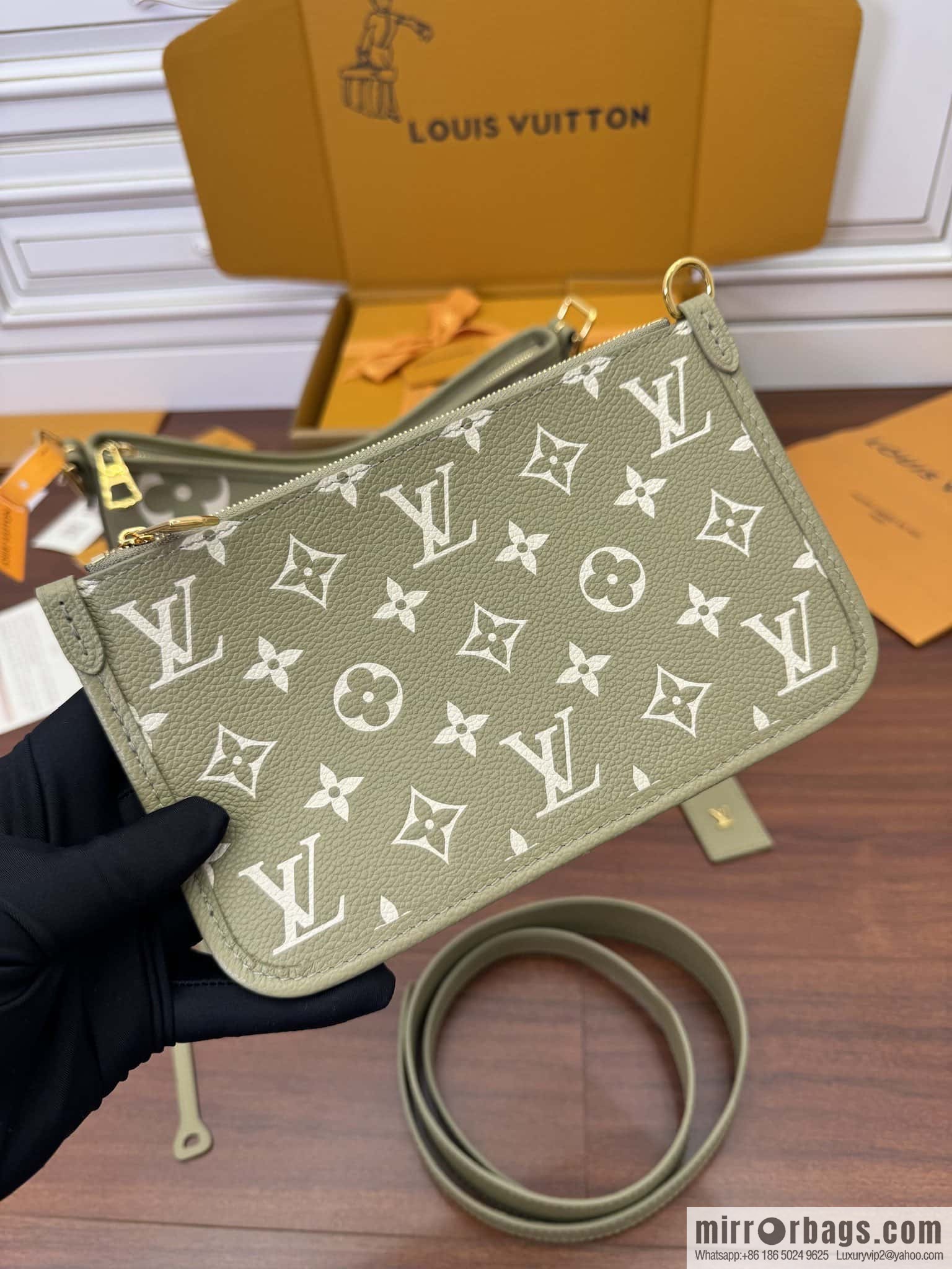 LV M46672 CARRYALL Small handbag