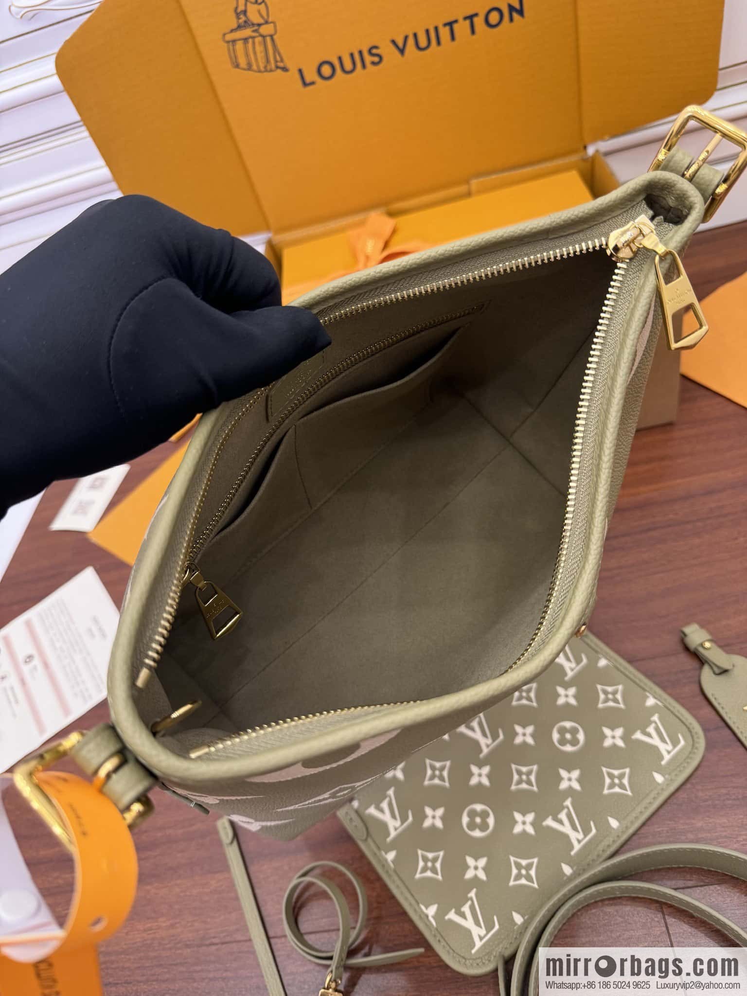 LV M46672 CARRYALL Small handbag