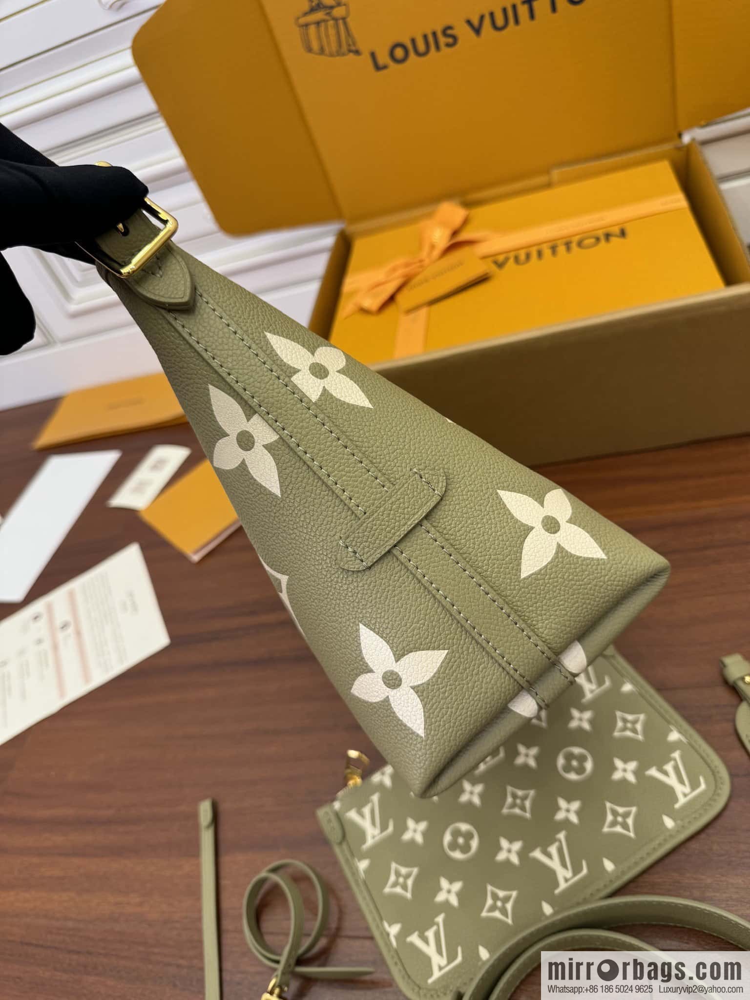 LV M46672 CARRYALL Small handbag