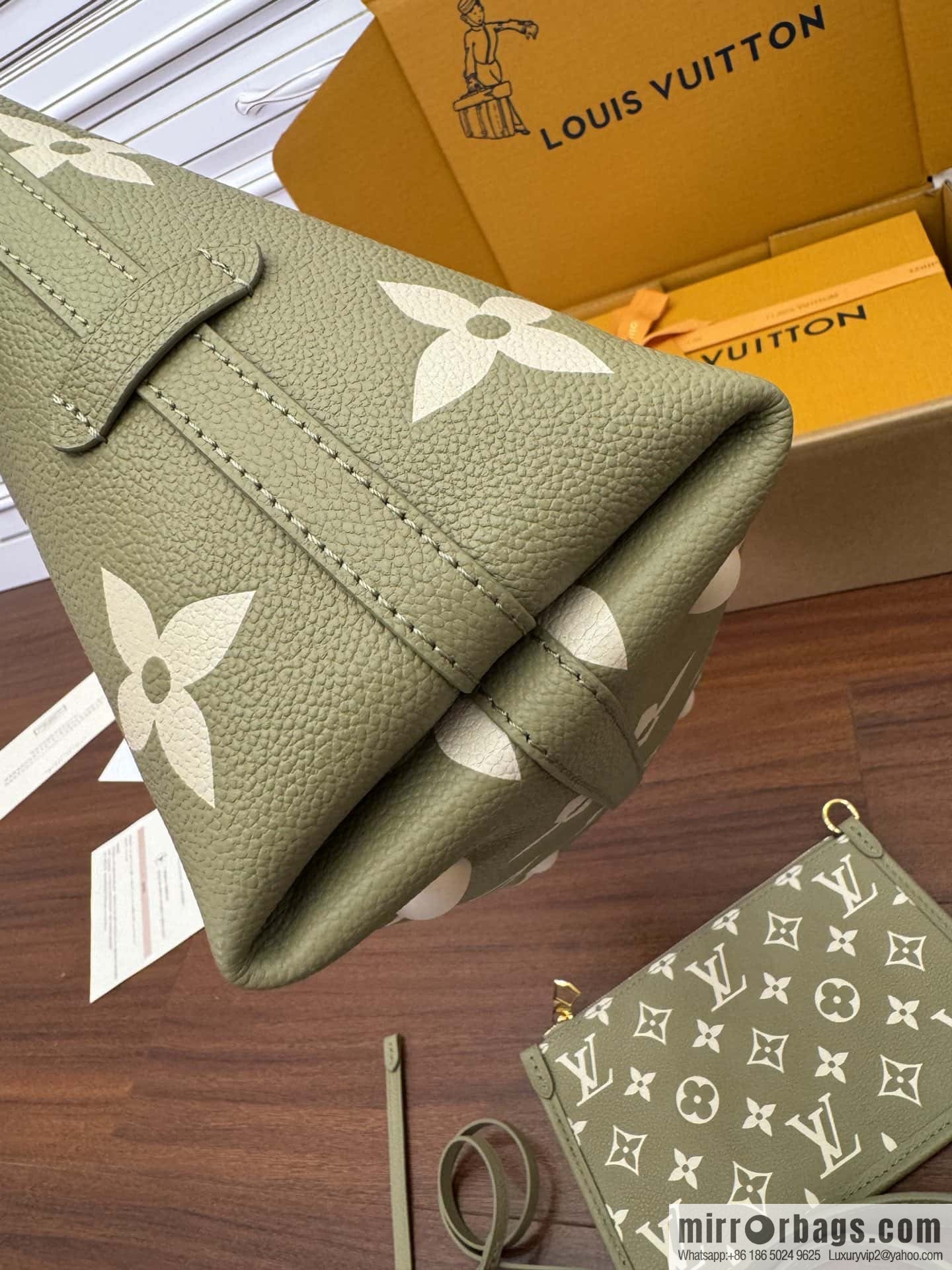 LV M46672 CARRYALL Small handbag