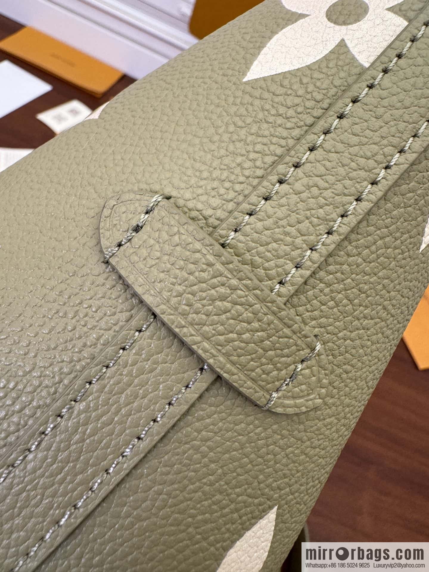 LV M46672 CARRYALL Small handbag