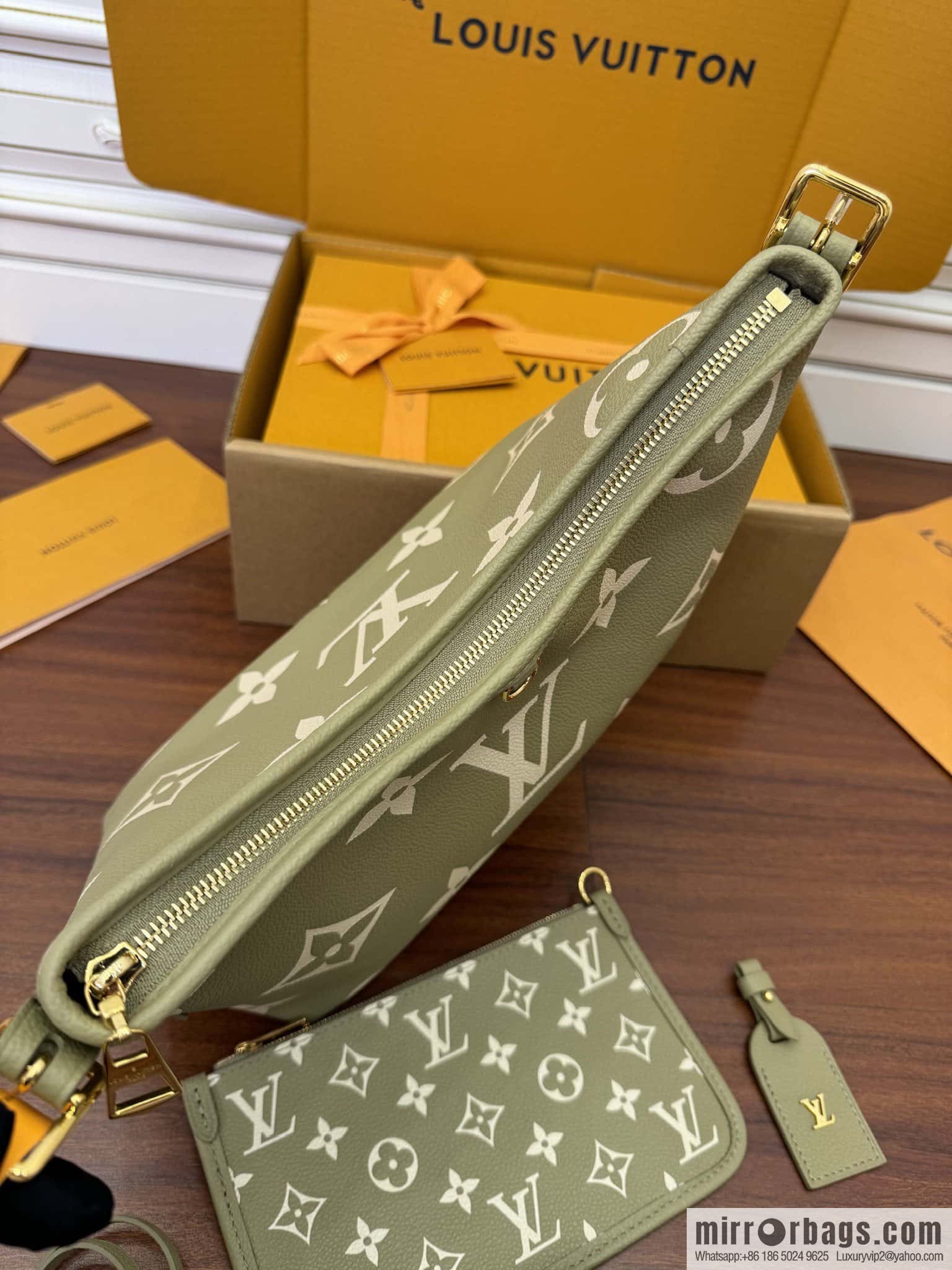 LV M46672 CARRYALL Small handbag