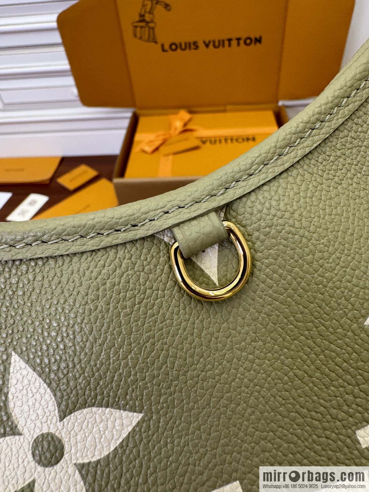 LV M46672 CARRYALL Small handbag