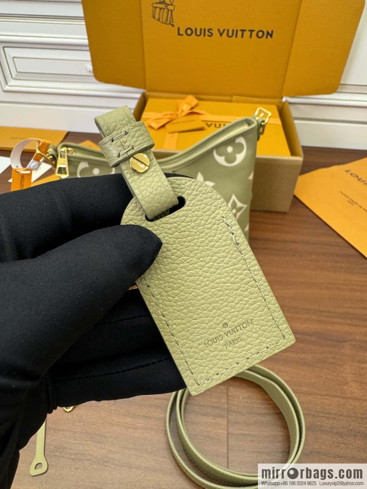LV M46672 CARRYALL Small handbag