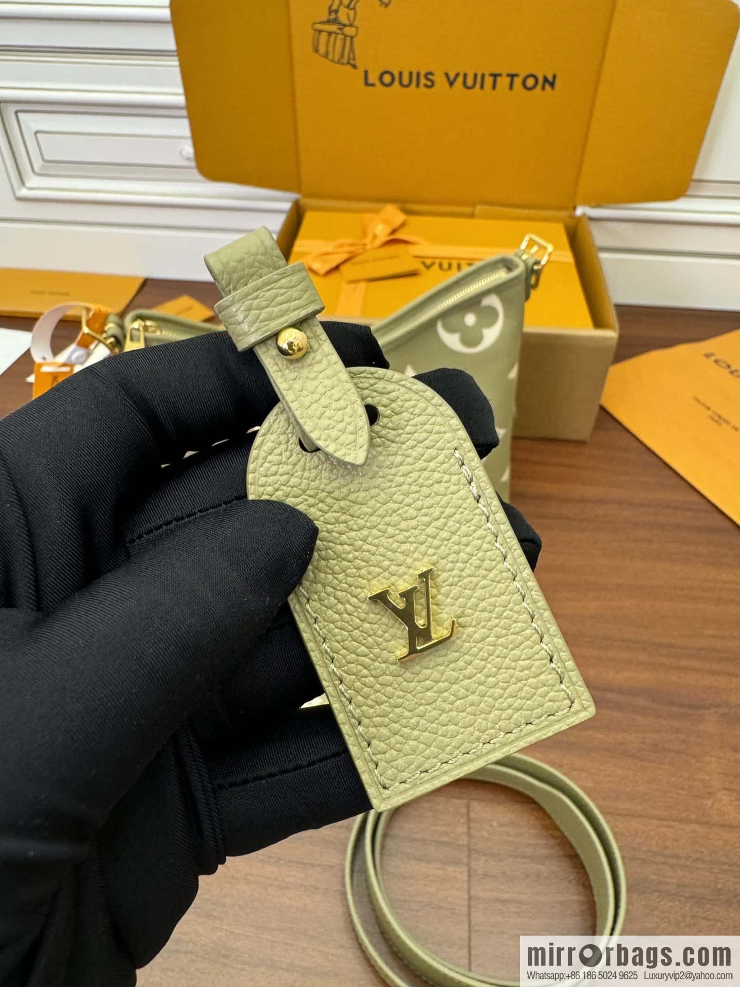 LV M46672 CARRYALL Small handbag