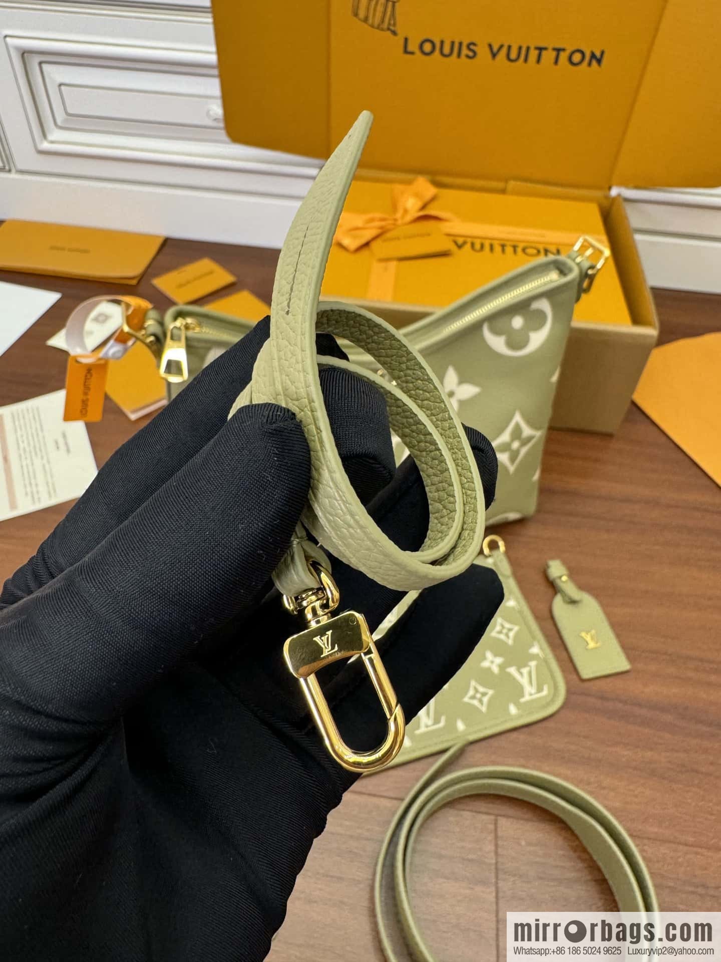 LV M46672 CARRYALL Small handbag