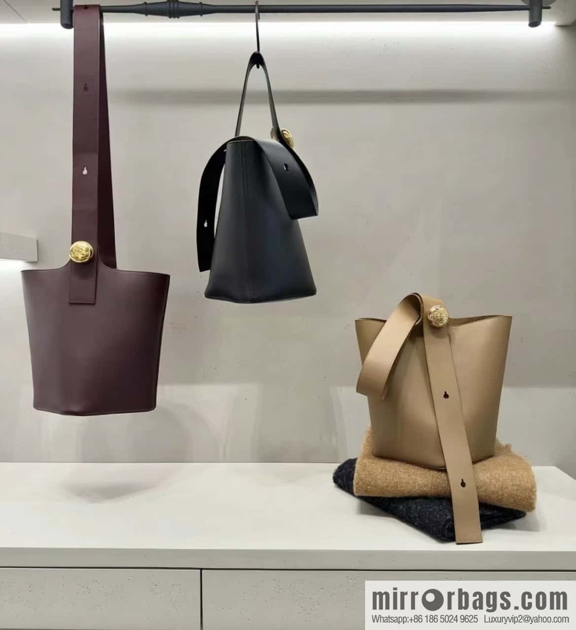 LOEWE Pebble bucket bag 0703 black 24.5CM