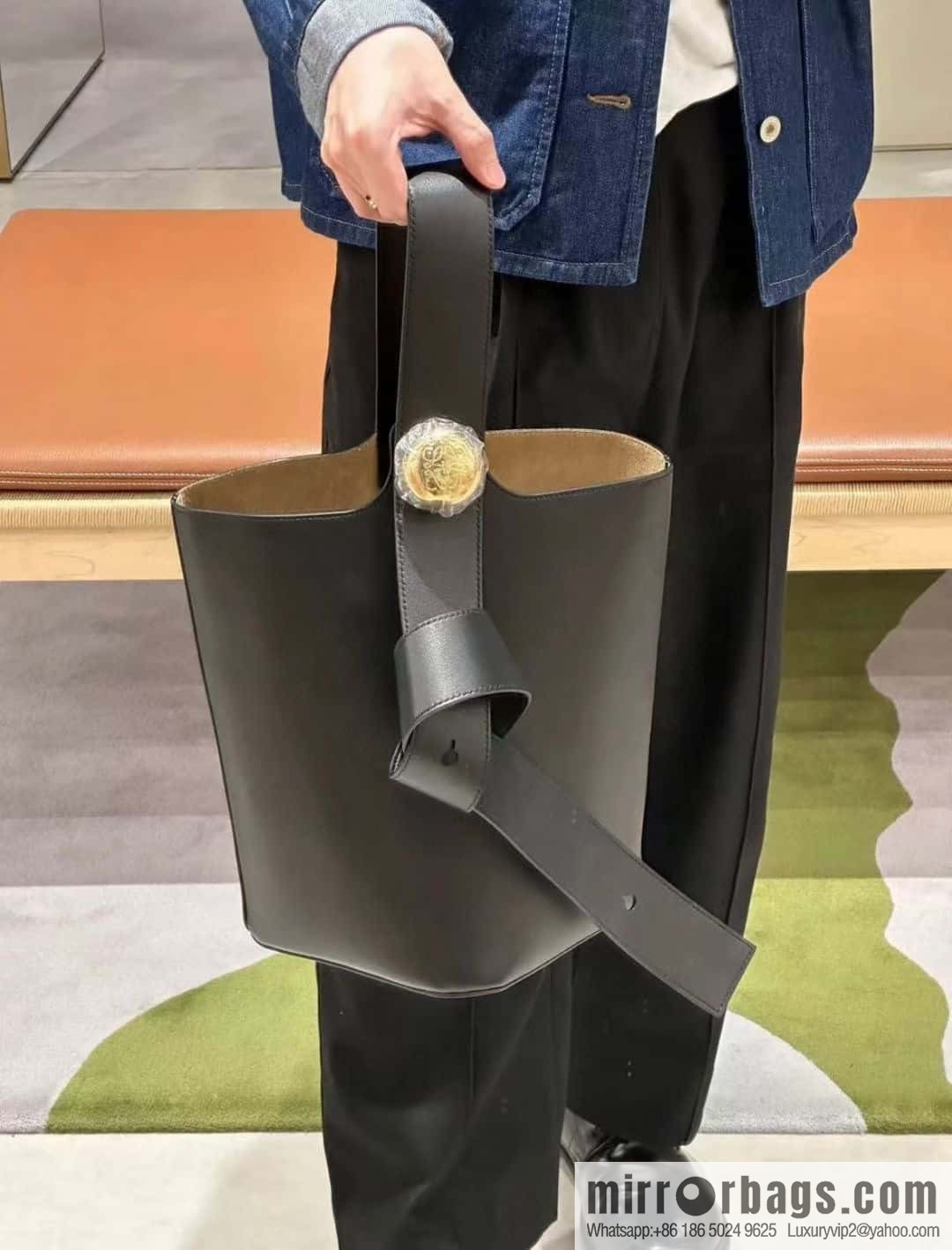 LOEWE Pebble bucket bag 0703 black 24.5CM