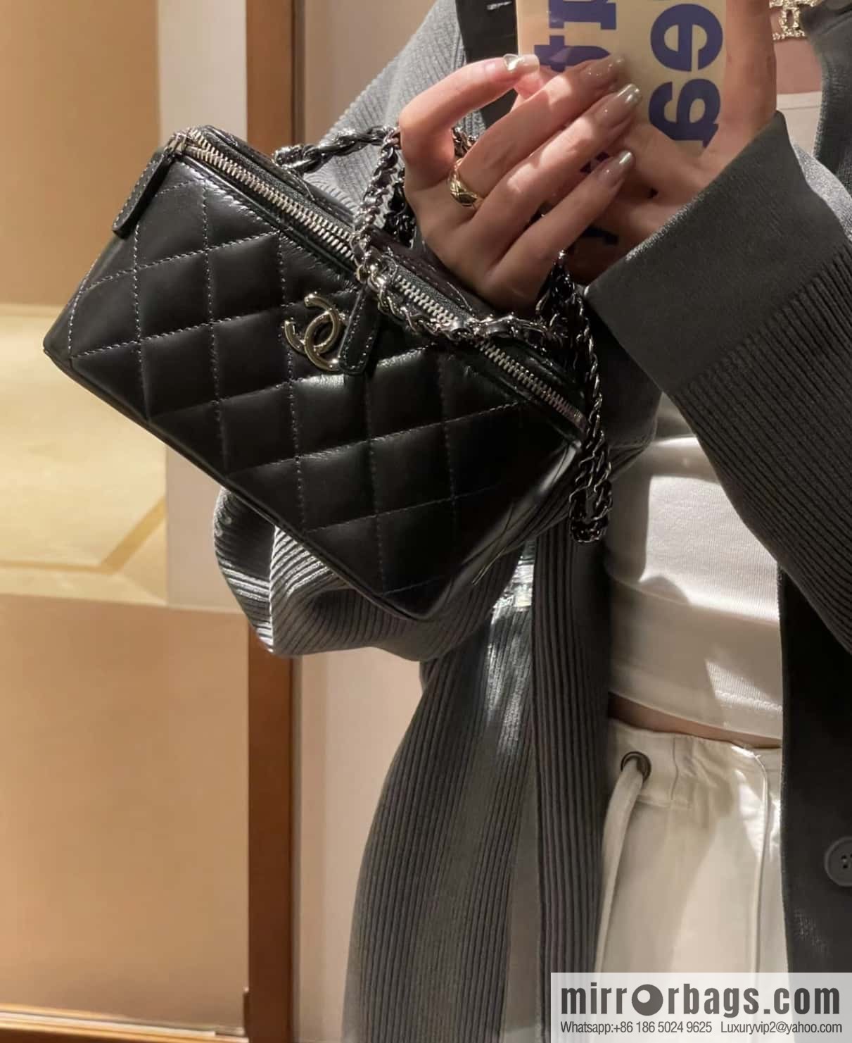 𝗖𝗛𝗔𝗡𝗘𝗟 𝟮𝟯𝗸 Rhinestone handle long box, black 🔜 AP3593