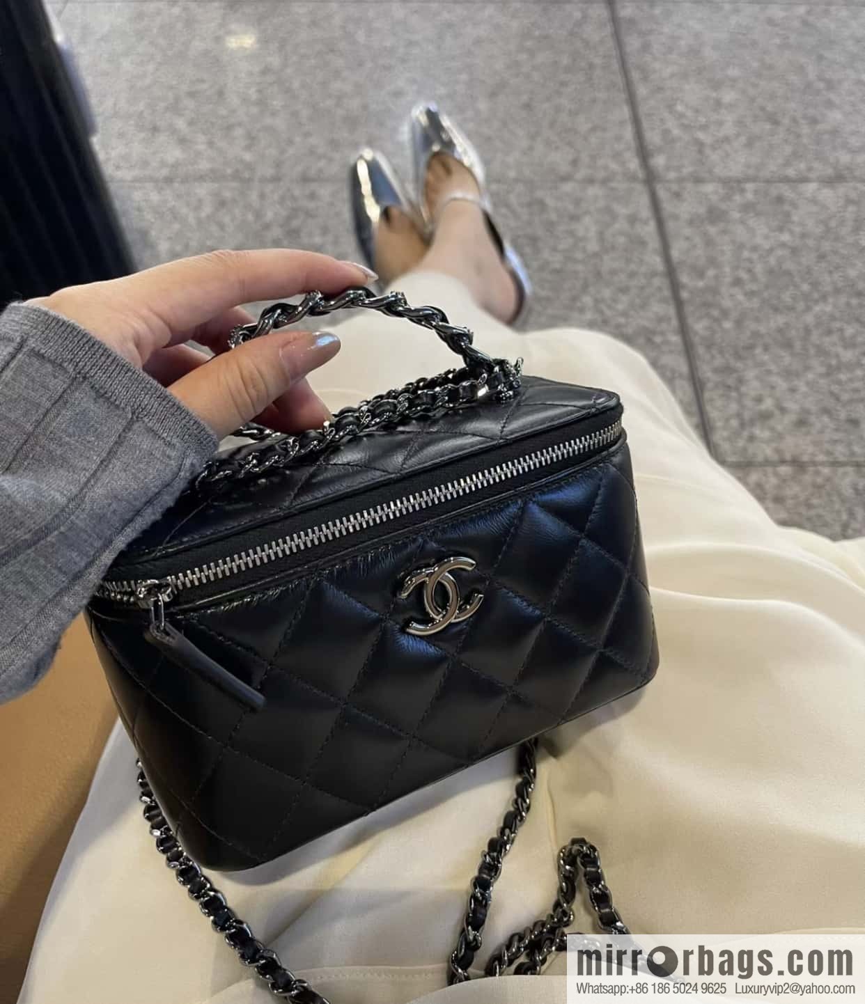 𝗖𝗛𝗔𝗡𝗘𝗟 𝟮𝟯𝗸 Rhinestone handle long box, black 🔜 AP3593