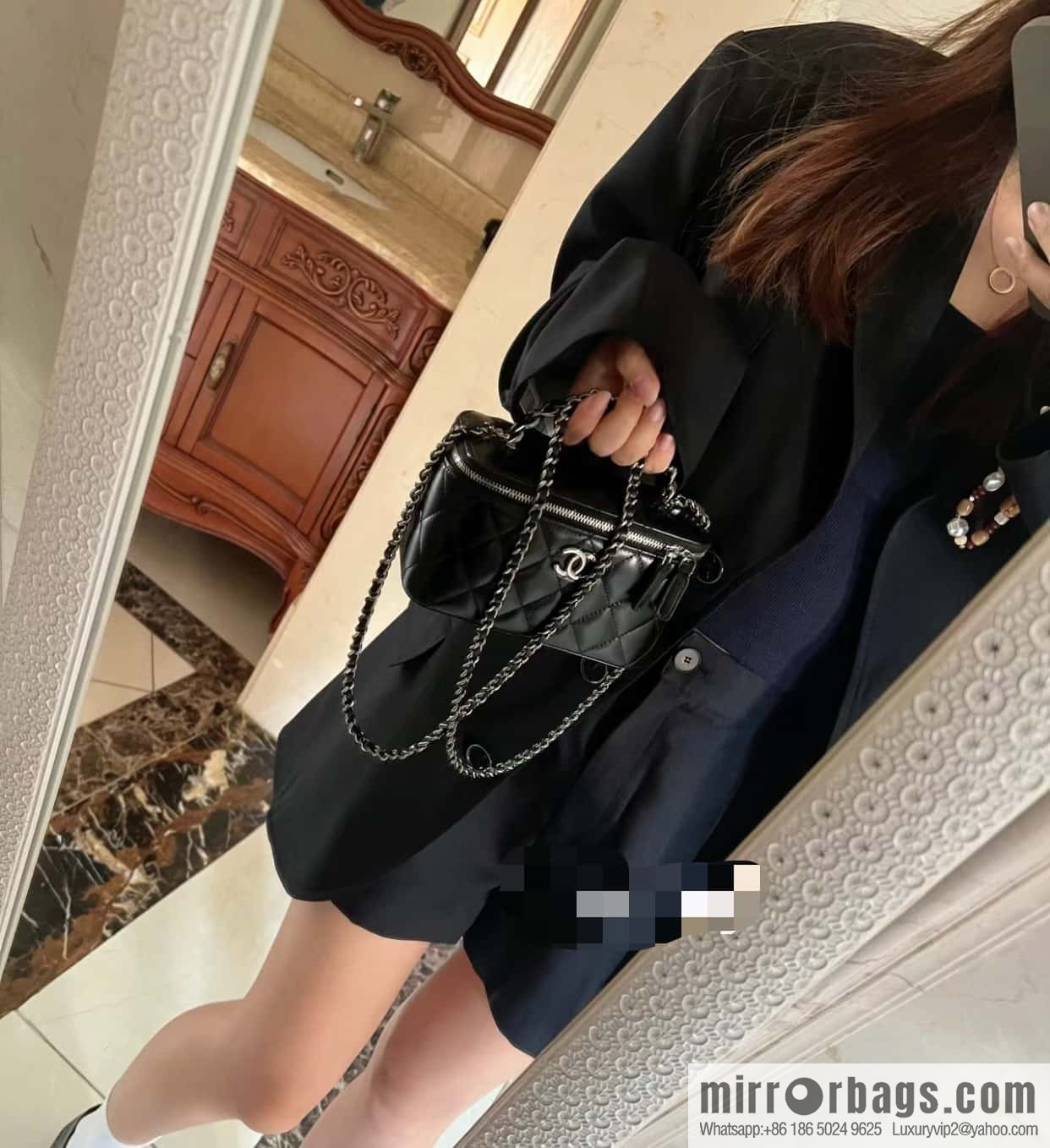 𝗖𝗛𝗔𝗡𝗘𝗟 𝟮𝟯𝗸 Rhinestone handle long box, black 🔜 AP3593