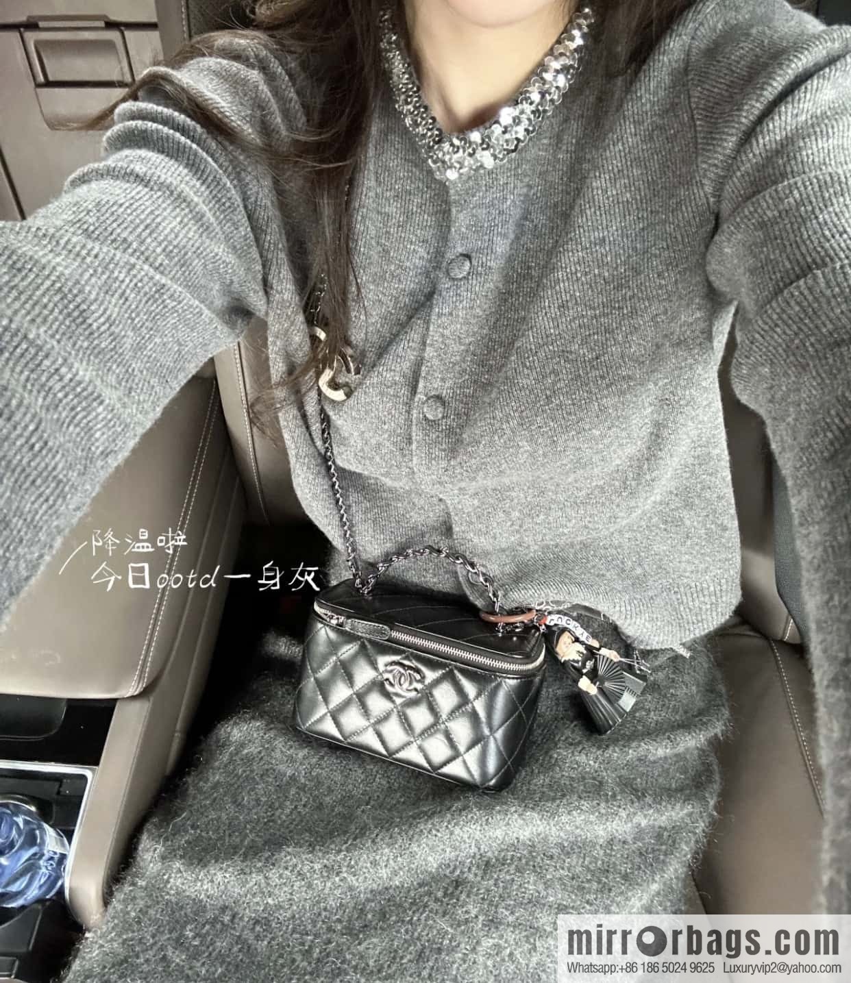 𝗖𝗛𝗔𝗡𝗘𝗟 𝟮𝟯𝗸 Rhinestone handle long box, black 🔜 AP3593