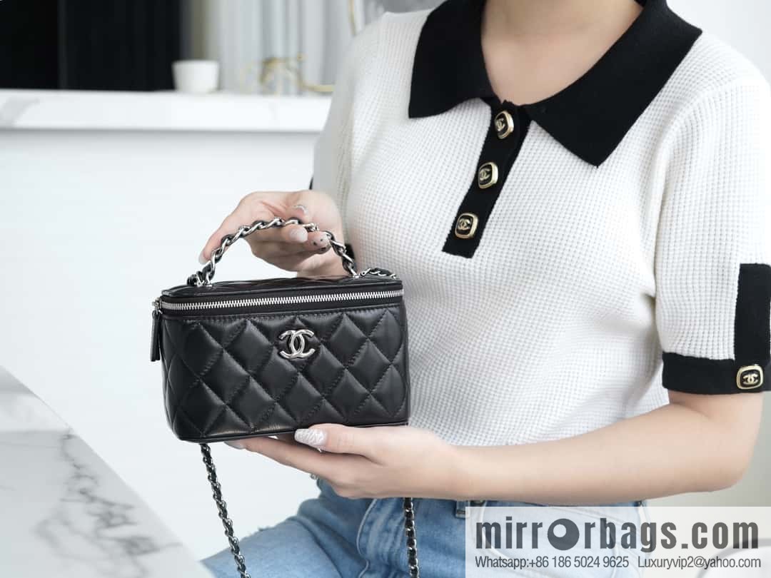 𝗖𝗛𝗔𝗡𝗘𝗟 𝟮𝟯𝗸 Rhinestone handle long box, black 🔜 AP3593