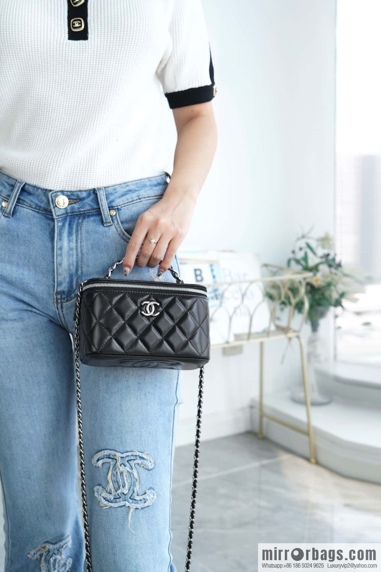 𝗖𝗛𝗔𝗡𝗘𝗟 𝟮𝟯𝗸 Rhinestone handle long box, black 🔜 AP3593