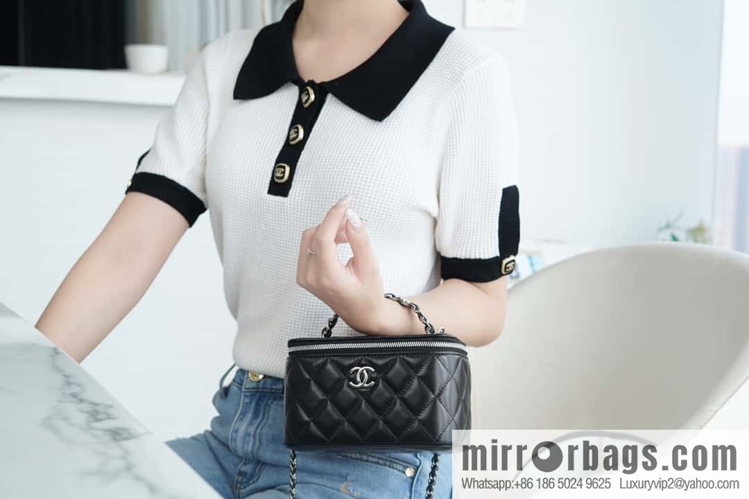 𝗖𝗛𝗔𝗡𝗘𝗟 𝟮𝟯𝗸 Rhinestone handle long box, black 🔜 AP3593