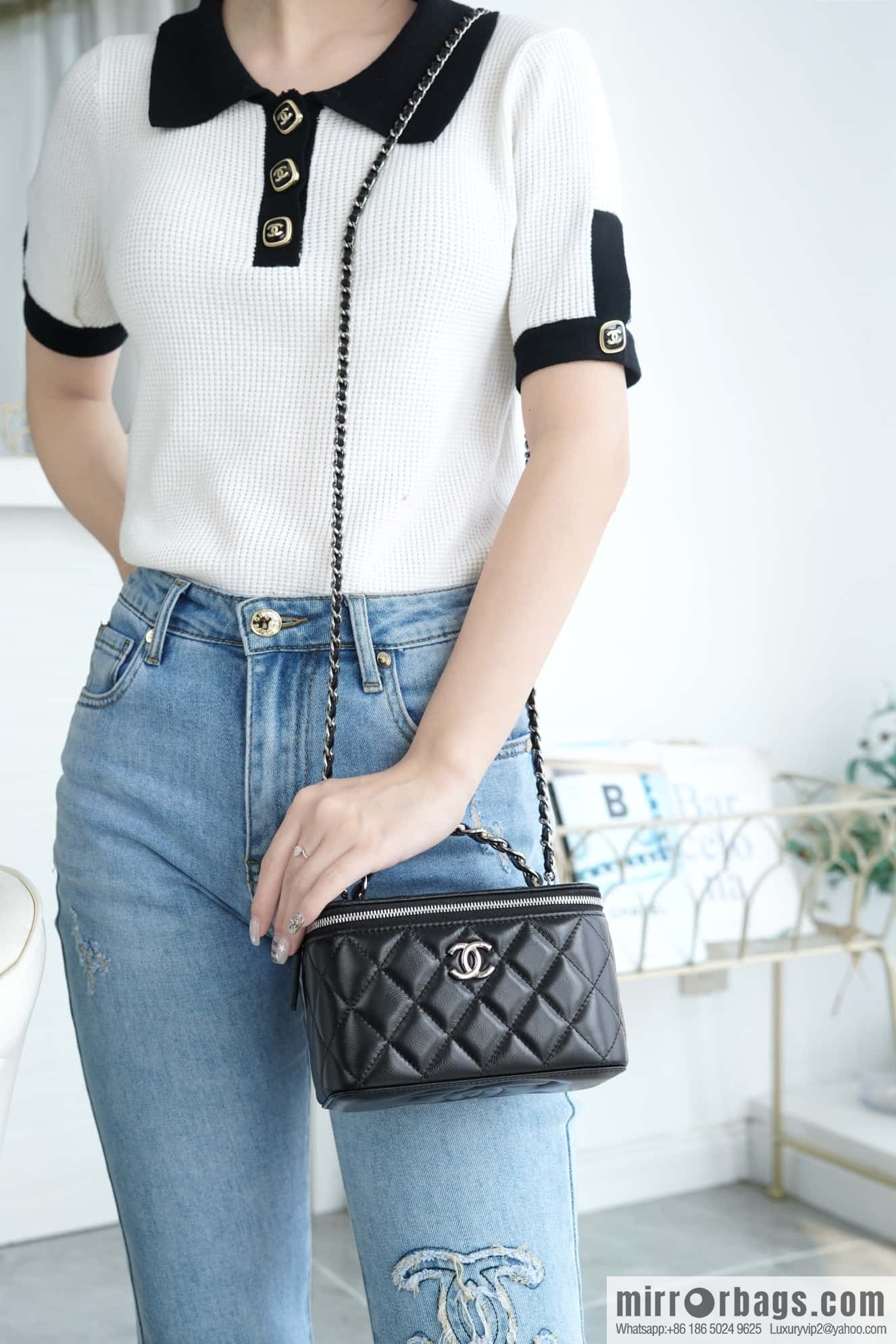 𝗖𝗛𝗔𝗡𝗘𝗟 𝟮𝟯𝗸 Rhinestone handle long box, black 🔜 AP3593