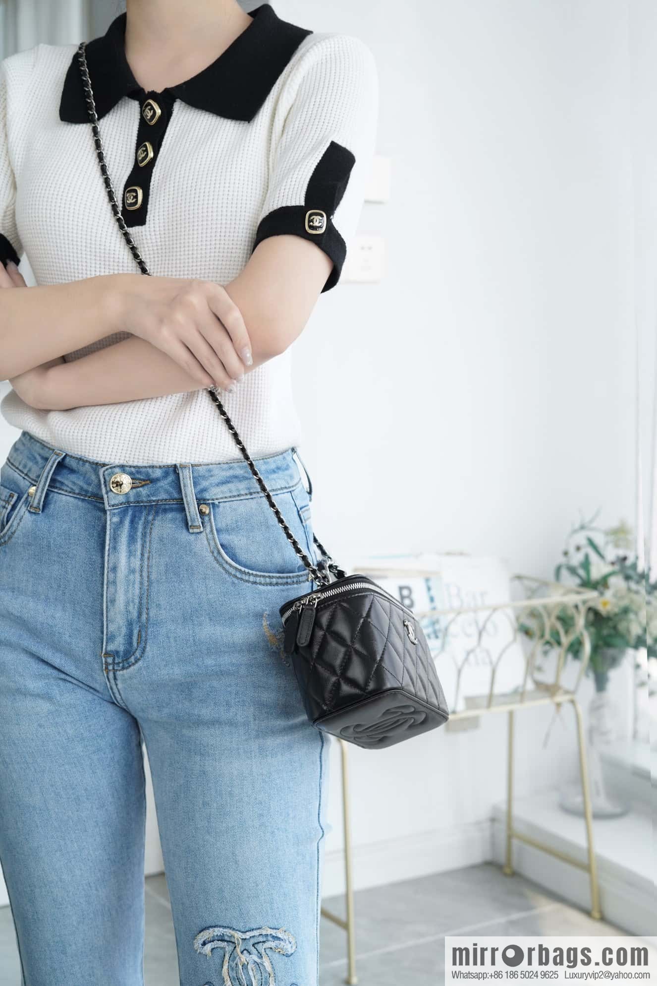 𝗖𝗛𝗔𝗡𝗘𝗟 𝟮𝟯𝗸 Rhinestone handle long box, black 🔜 AP3593