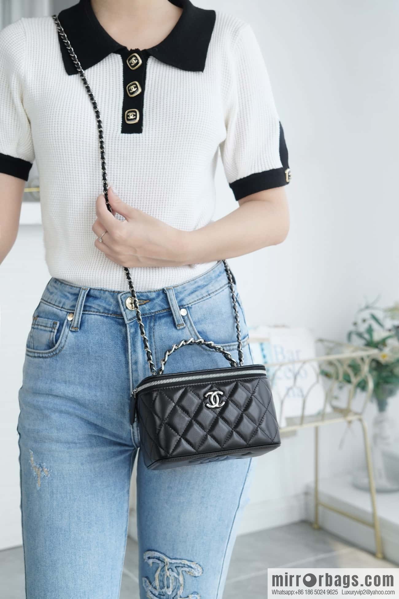 𝗖𝗛𝗔𝗡𝗘𝗟 𝟮𝟯𝗸 Rhinestone handle long box, black 🔜 AP3593