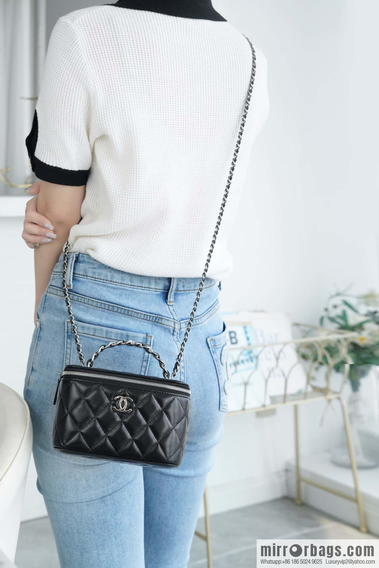 𝗖𝗛𝗔𝗡𝗘𝗟 𝟮𝟯𝗸 Rhinestone handle long box, black 🔜 AP3593