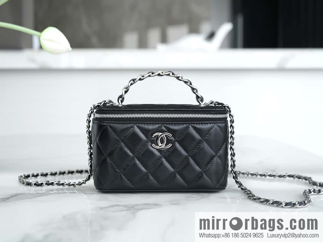 𝗖𝗛𝗔𝗡𝗘𝗟 𝟮𝟯𝗸 Rhinestone handle long box, black 🔜 AP3593