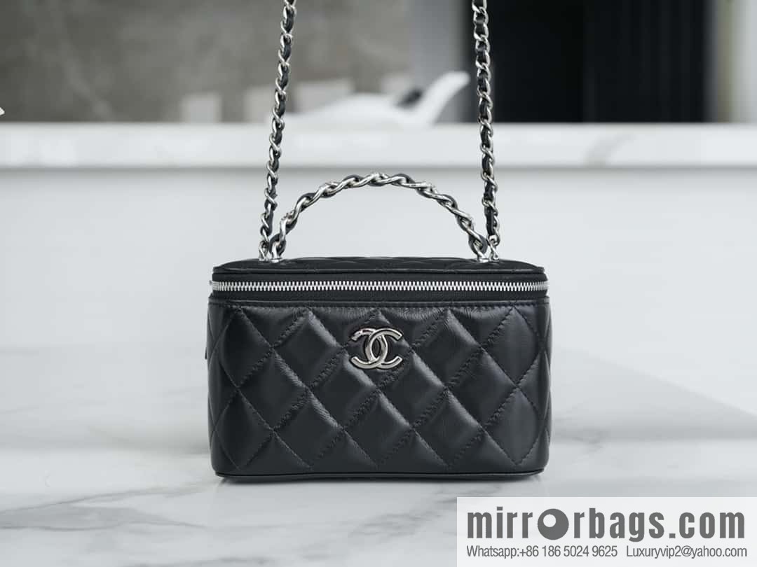 𝗖𝗛𝗔𝗡𝗘𝗟 𝟮𝟯𝗸 Rhinestone handle long box, black 🔜 AP3593