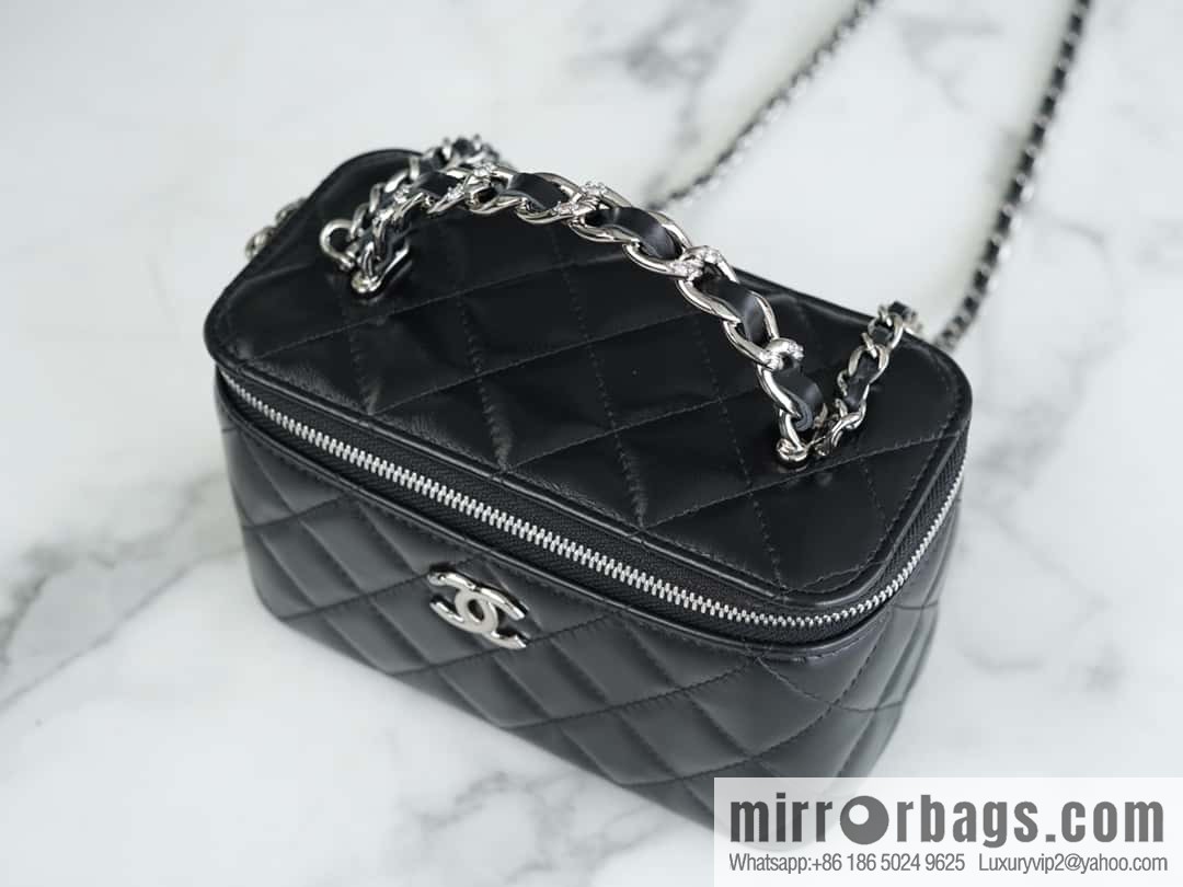 𝗖𝗛𝗔𝗡𝗘𝗟 𝟮𝟯𝗸 Rhinestone handle long box, black 🔜 AP3593