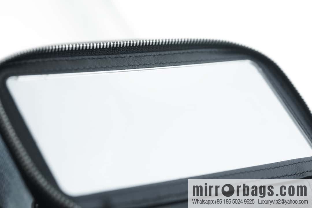 𝗖𝗛𝗔𝗡𝗘𝗟 𝟮𝟯𝗸 Rhinestone handle long box, black 🔜 AP3593