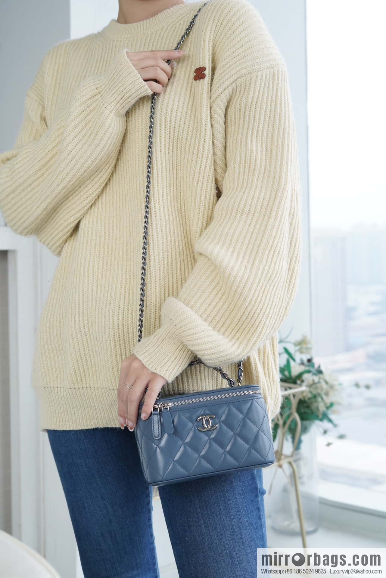 𝗖𝗛𝗔𝗡𝗘𝗟 𝟮𝟯𝗸 rhinestone handle long box, haze blue 🔜 AP3593