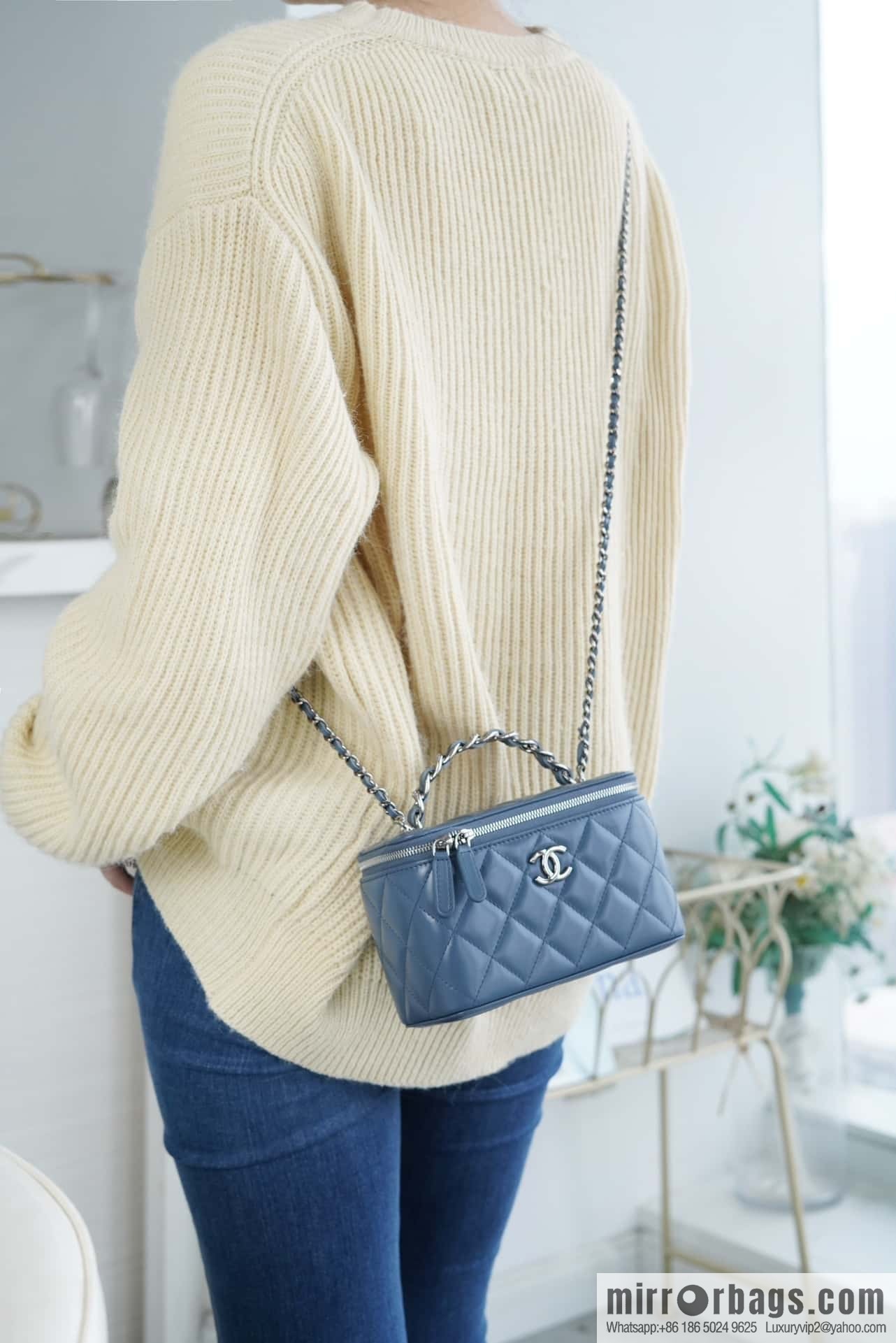 𝗖𝗛𝗔𝗡𝗘𝗟 𝟮𝟯𝗸 rhinestone handle long box, haze blue 🔜 AP3593