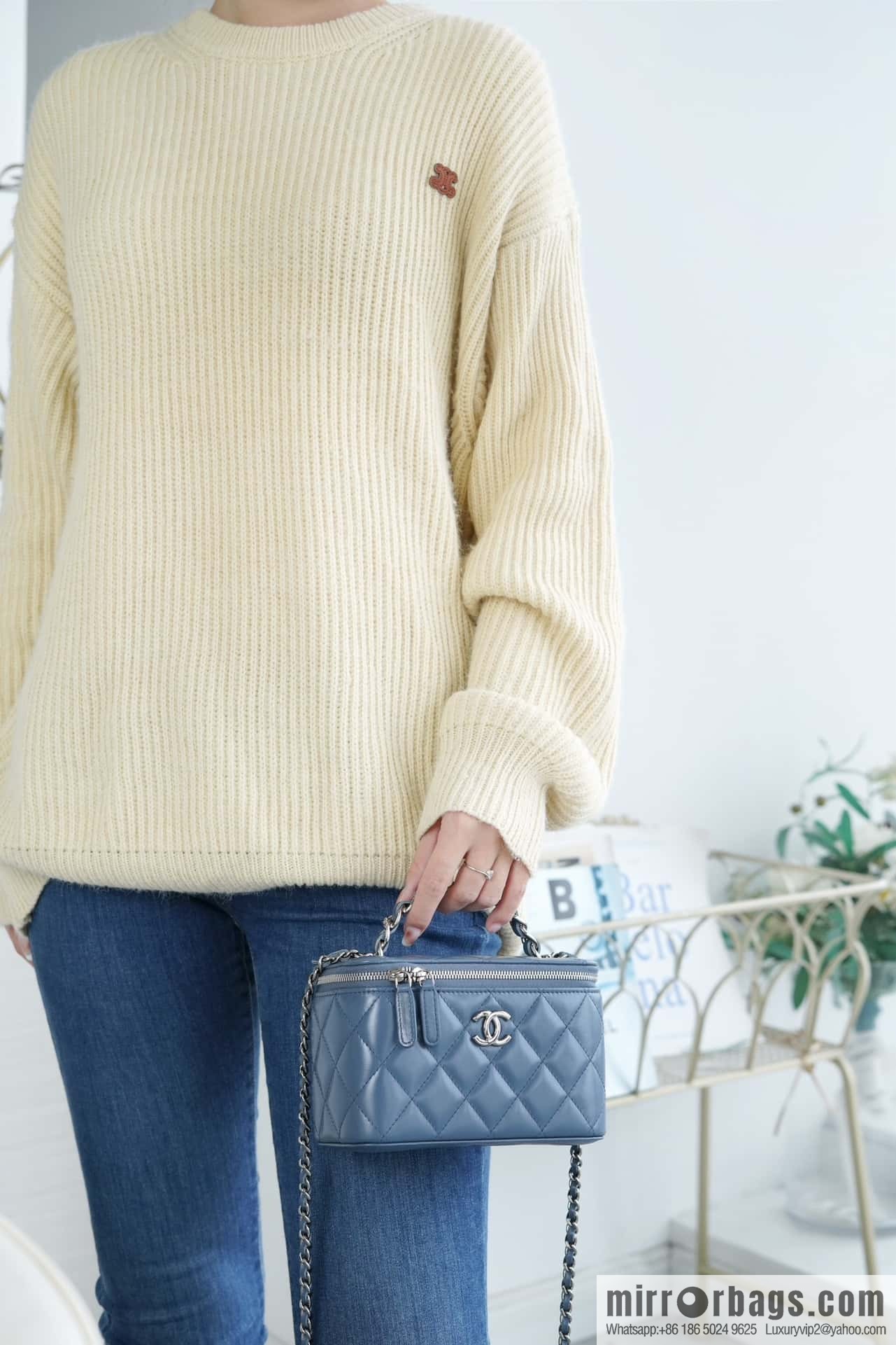 𝗖𝗛𝗔𝗡𝗘𝗟 𝟮𝟯𝗸 rhinestone handle long box, haze blue 🔜 AP3593