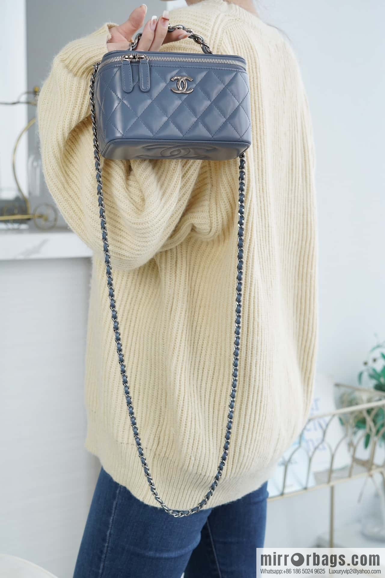 𝗖𝗛𝗔𝗡𝗘𝗟 𝟮𝟯𝗸 rhinestone handle long box, haze blue 🔜 AP3593