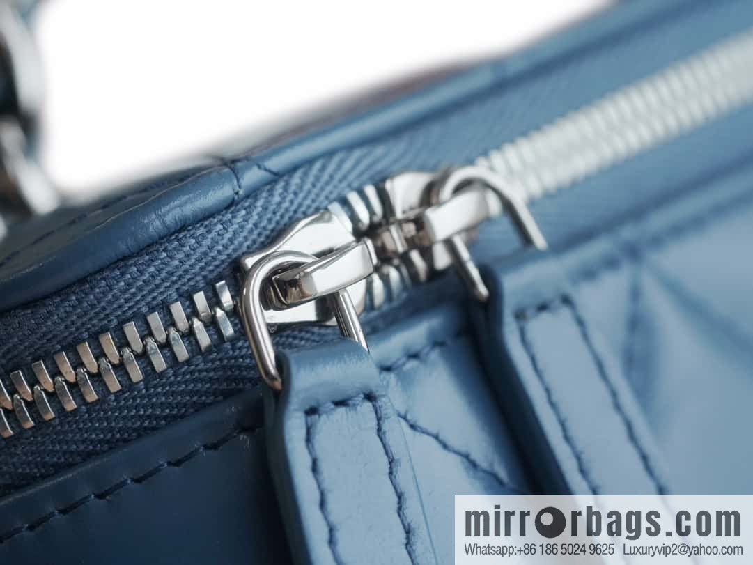 𝗖𝗛𝗔𝗡𝗘𝗟 𝟮𝟯𝗸 rhinestone handle long box, haze blue 🔜 AP3593