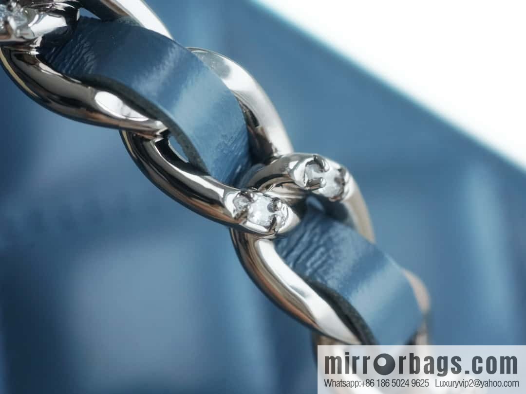 𝗖𝗛𝗔𝗡𝗘𝗟 𝟮𝟯𝗸 rhinestone handle long box, haze blue 🔜 AP3593
