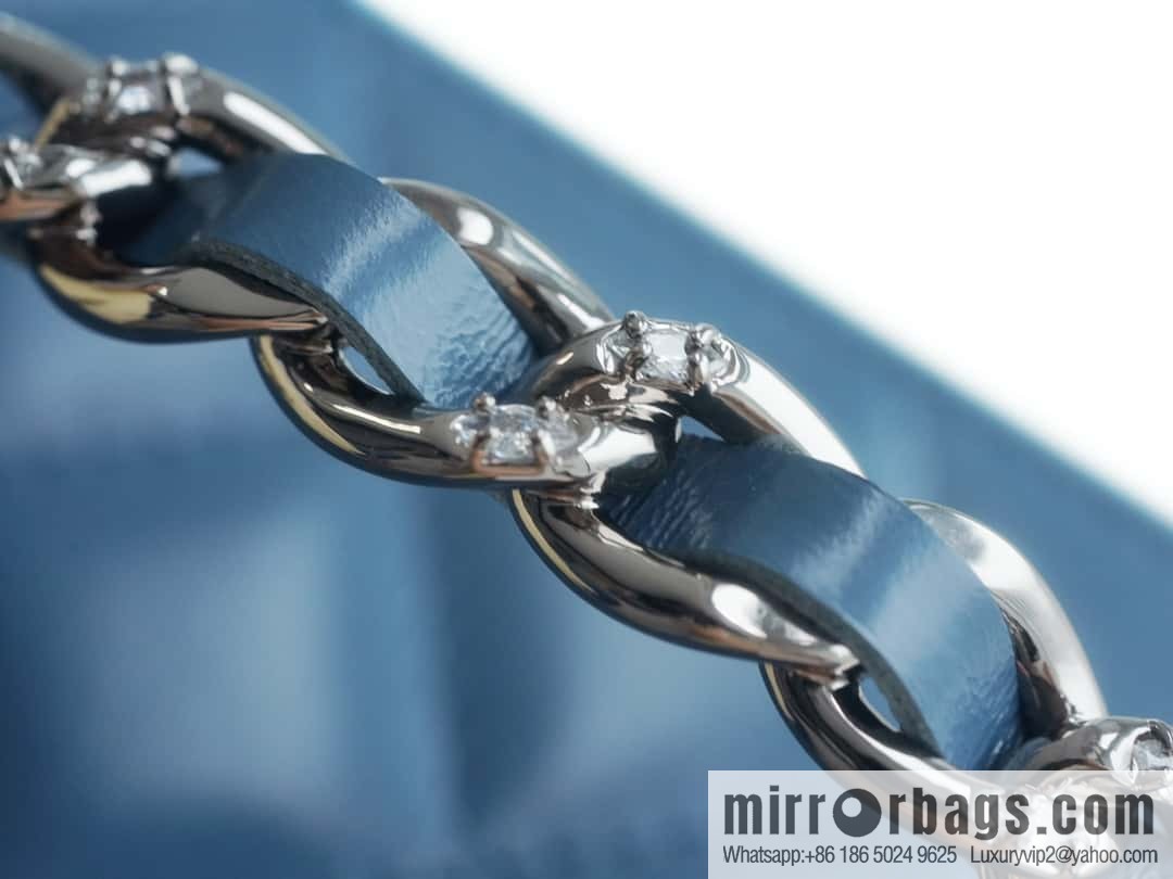 𝗖𝗛𝗔𝗡𝗘𝗟 𝟮𝟯𝗸 rhinestone handle long box, haze blue 🔜 AP3593