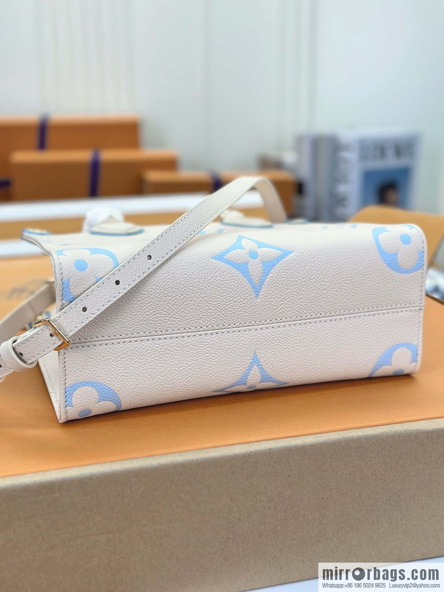 LV M46833 ONTHEGO small handbag