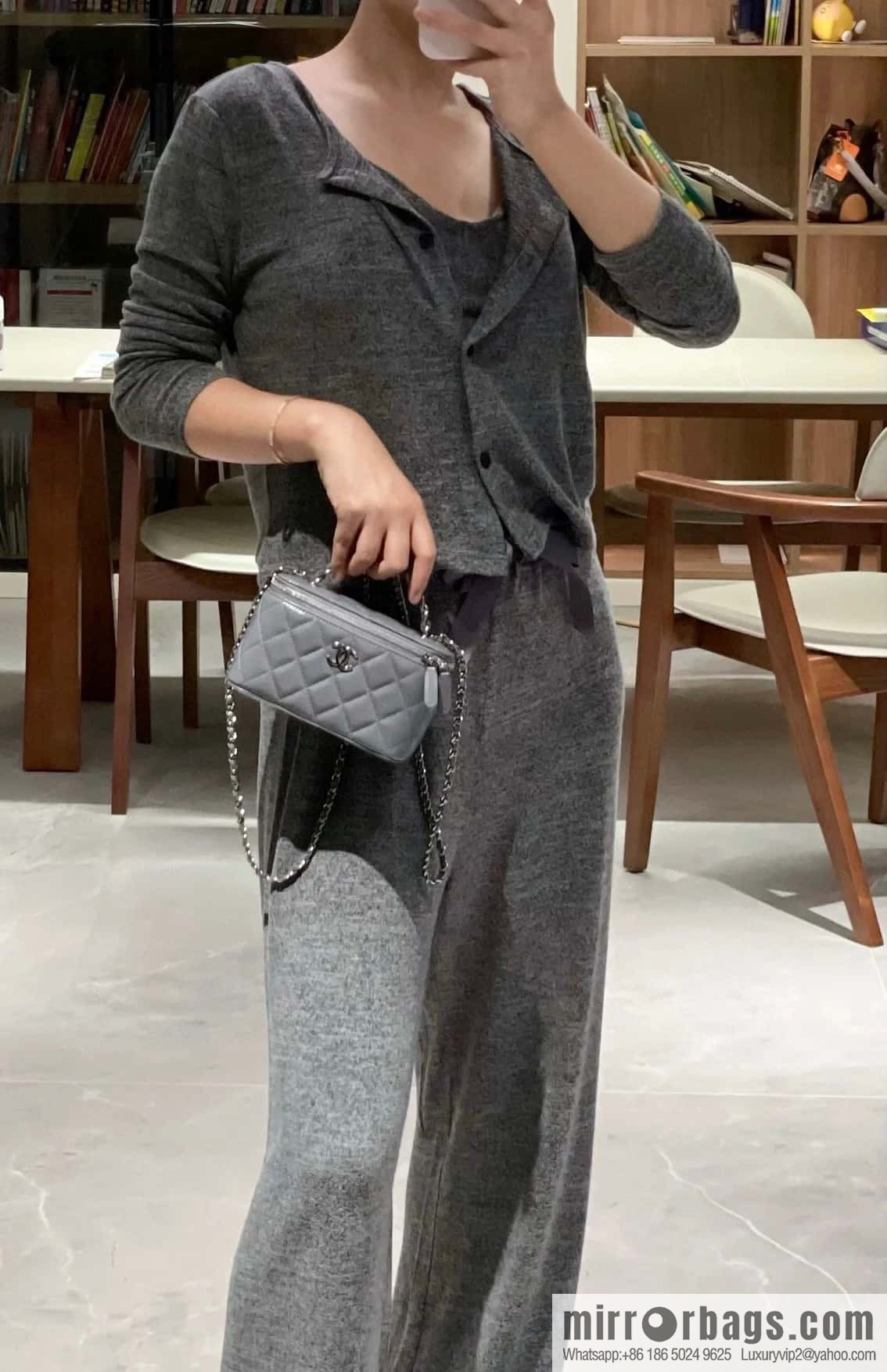 𝗖𝗛𝗔𝗡𝗘𝗟 𝟮𝟯𝗸 Rhinestone handle long box, dark grey 🔜 AP3593