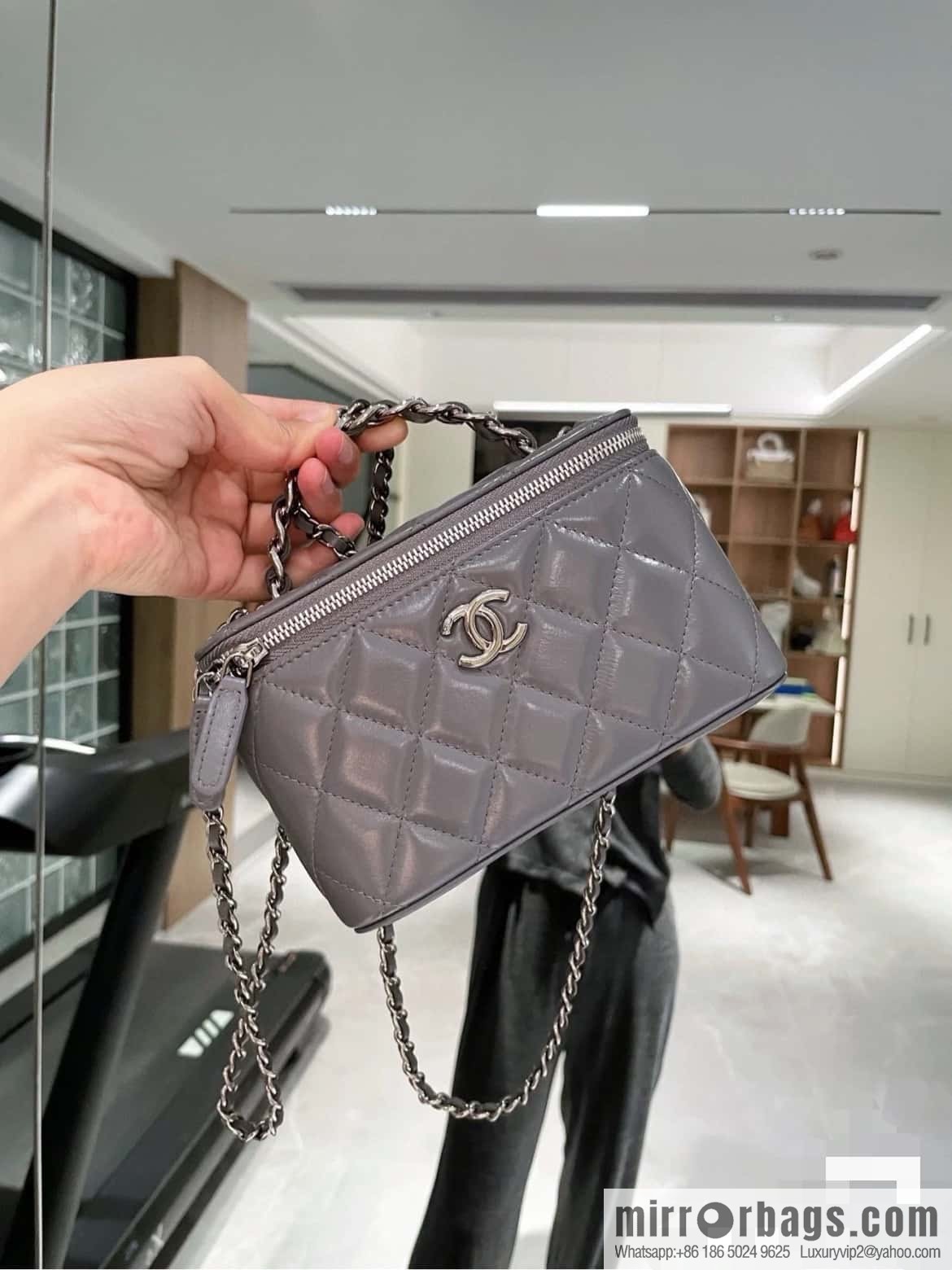 𝗖𝗛𝗔𝗡𝗘𝗟 𝟮𝟯𝗸 Rhinestone handle long box, dark grey 🔜 AP3593