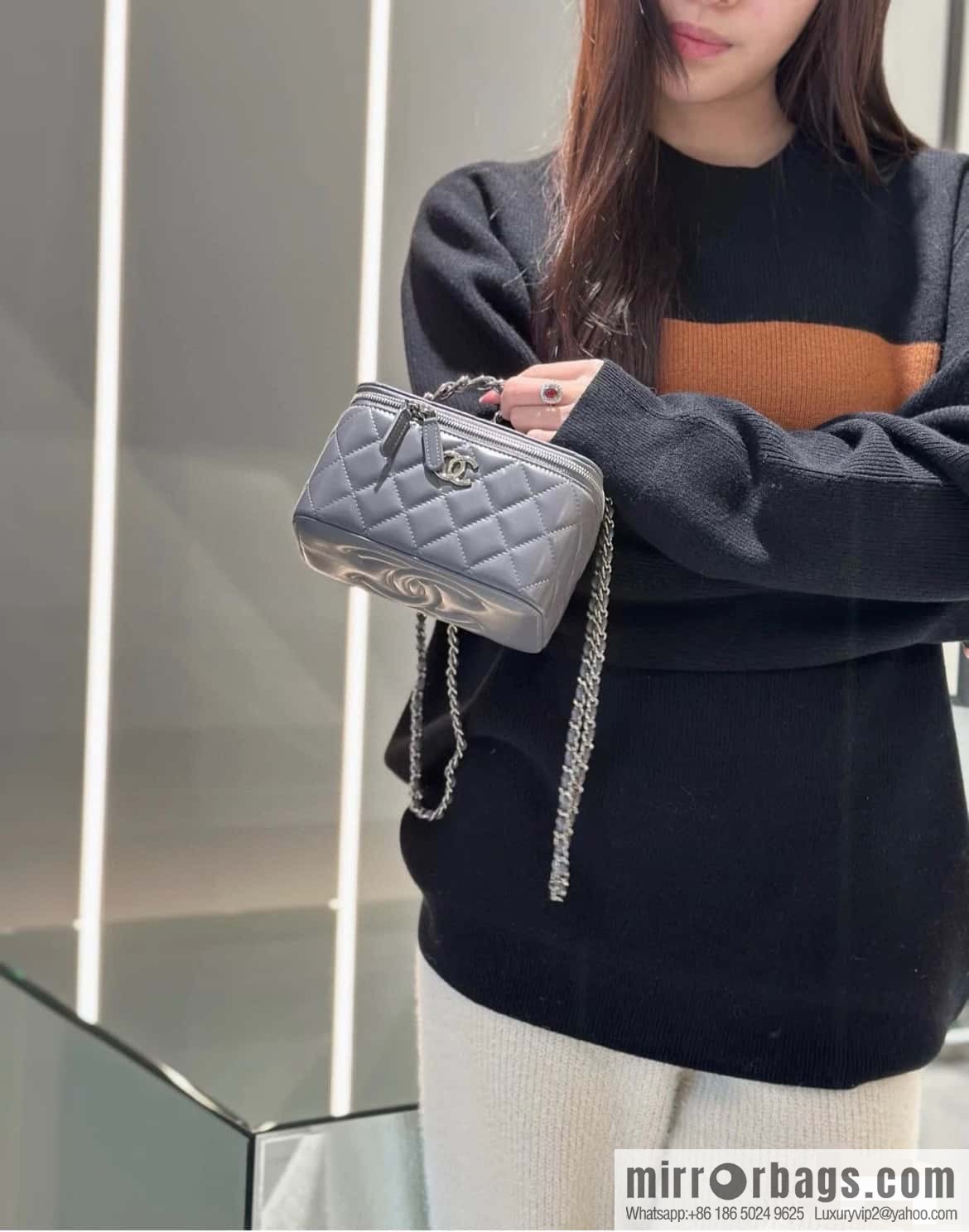 𝗖𝗛𝗔𝗡𝗘𝗟 𝟮𝟯𝗸 Rhinestone handle long box, dark grey 🔜 AP3593