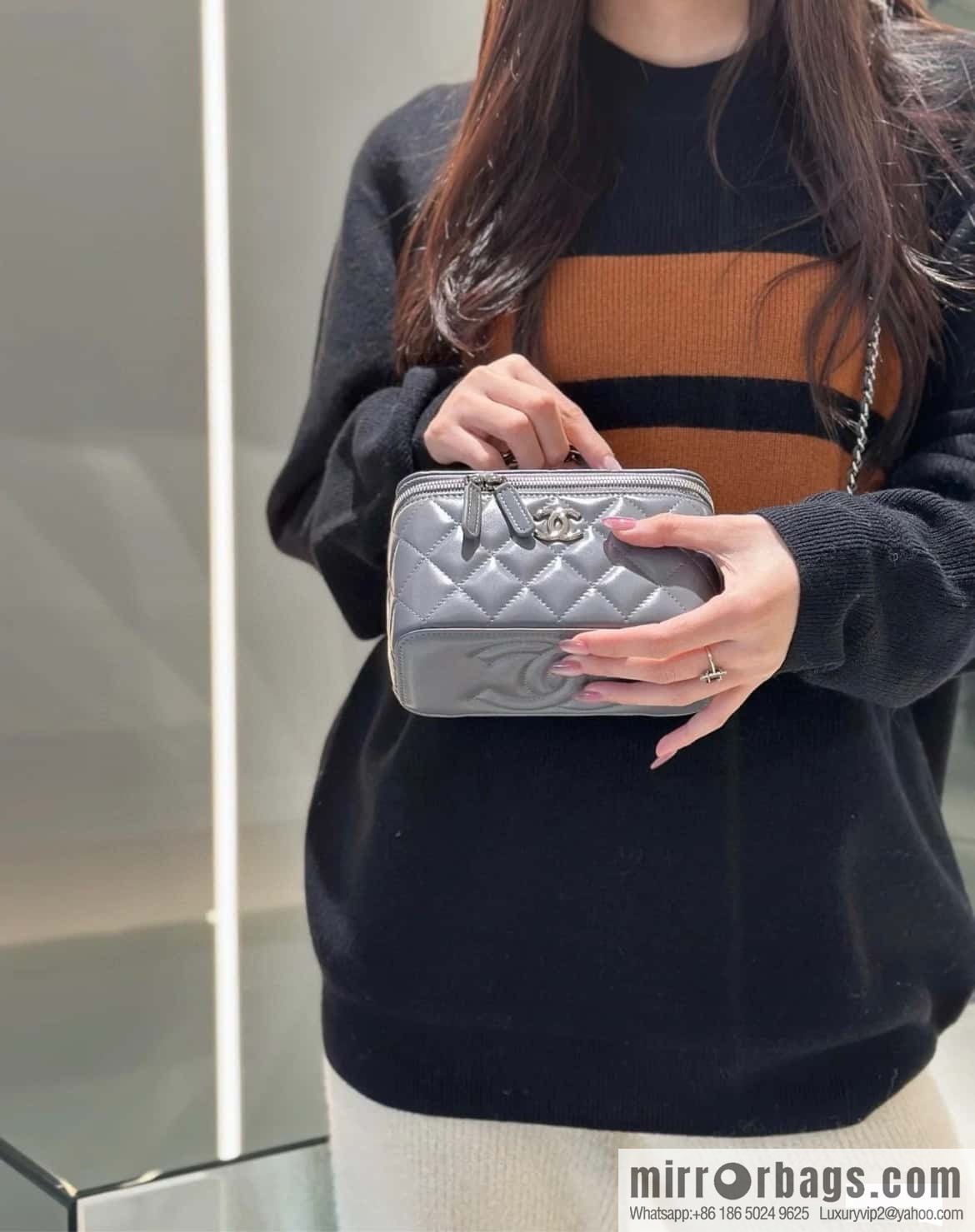 𝗖𝗛𝗔𝗡𝗘𝗟 𝟮𝟯𝗸 Rhinestone handle long box, dark grey 🔜 AP3593