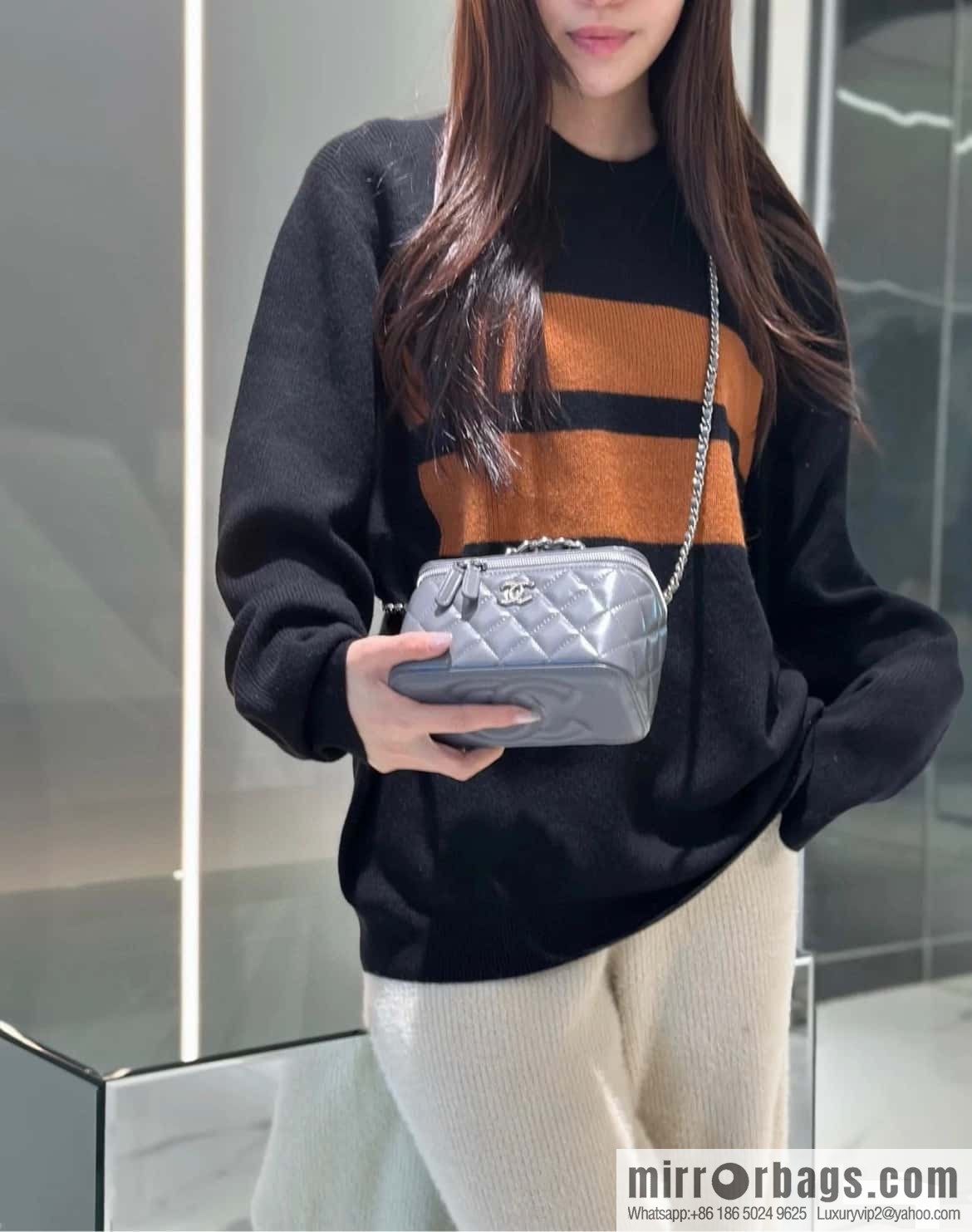 𝗖𝗛𝗔𝗡𝗘𝗟 𝟮𝟯𝗸 Rhinestone handle long box, dark grey 🔜 AP3593