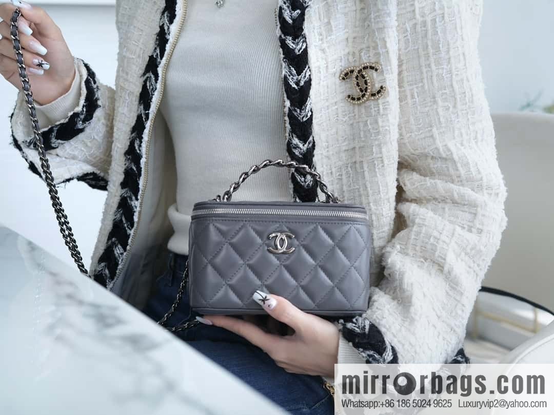 𝗖𝗛𝗔𝗡𝗘𝗟 𝟮𝟯𝗸 Rhinestone handle long box, dark grey 🔜 AP3593