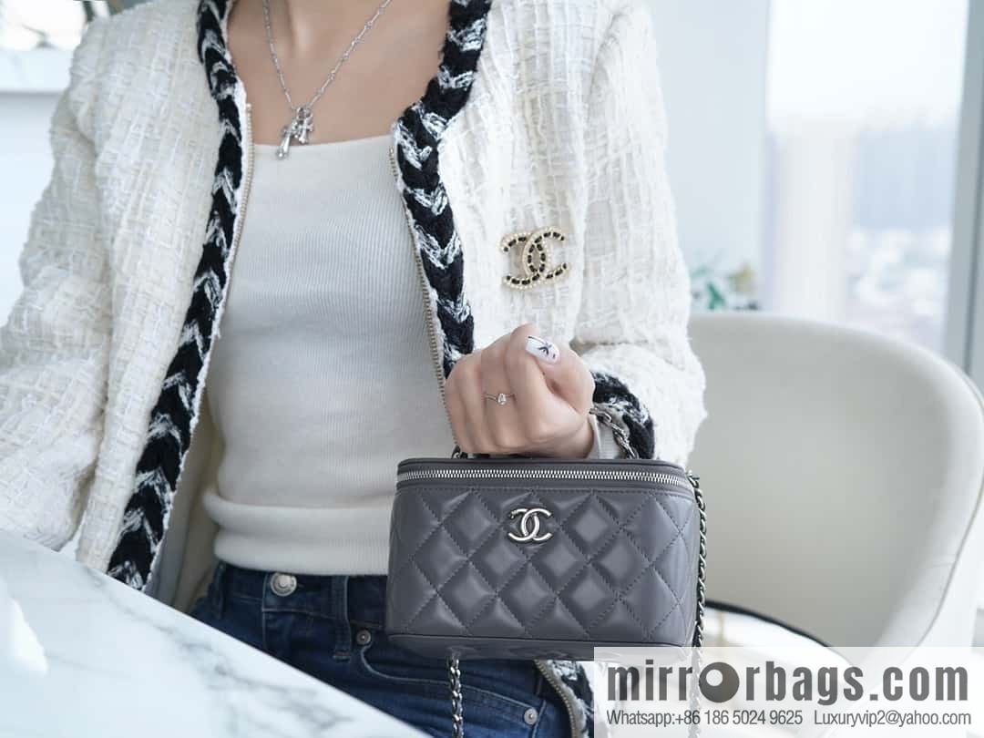 𝗖𝗛𝗔𝗡𝗘𝗟 𝟮𝟯𝗸 Rhinestone handle long box, dark grey 🔜 AP3593