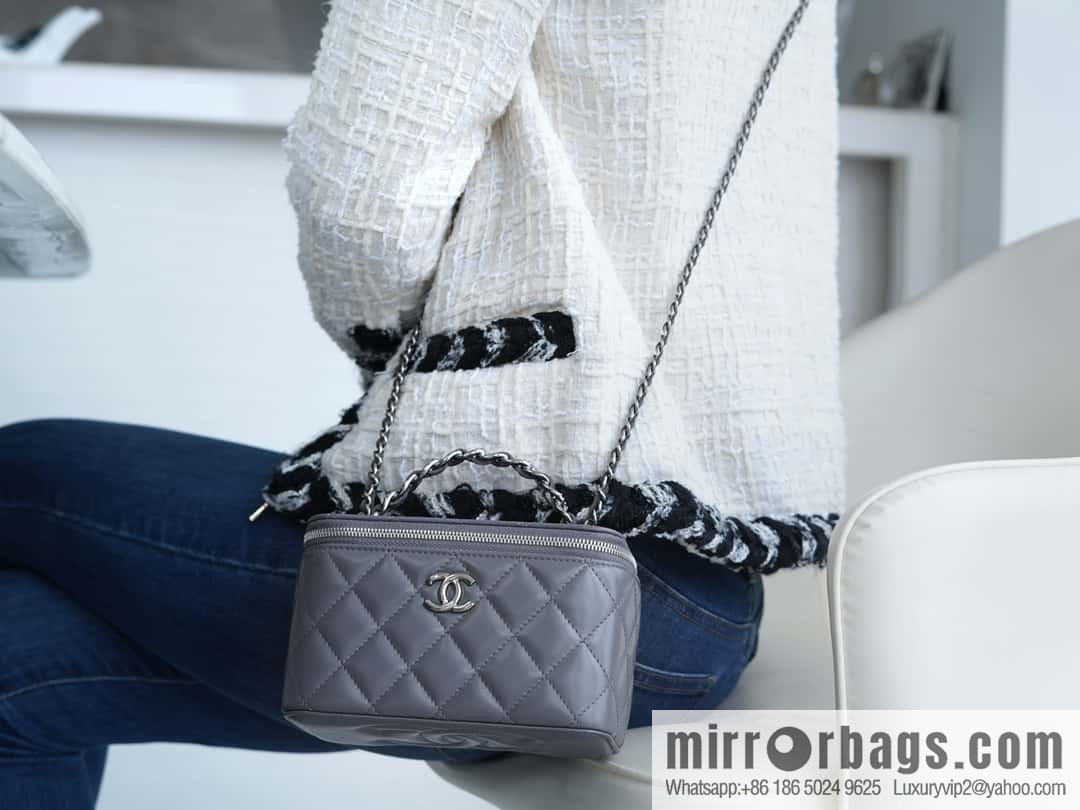 𝗖𝗛𝗔𝗡𝗘𝗟 𝟮𝟯𝗸 Rhinestone handle long box, dark grey 🔜 AP3593